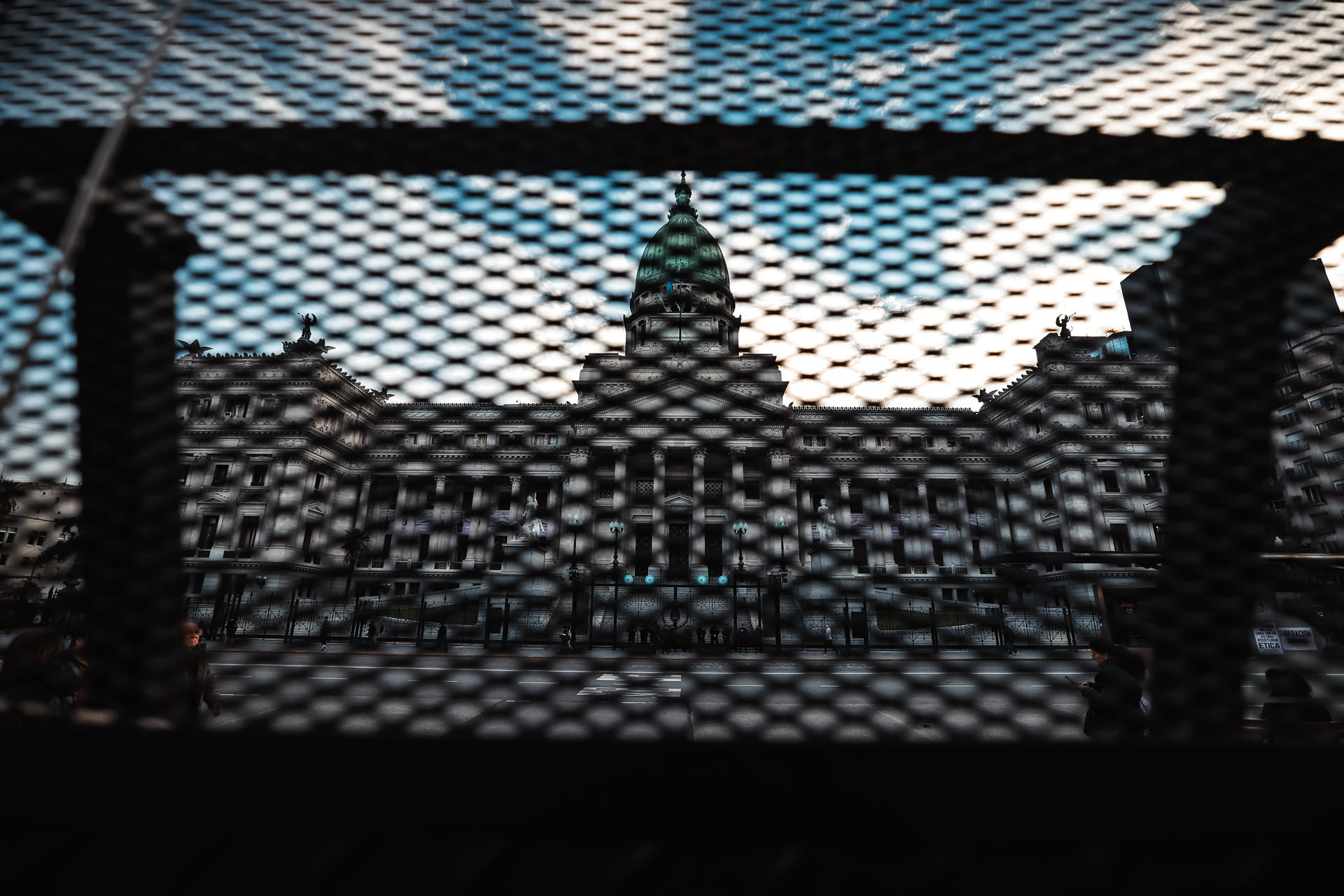 Fotografía de archivo de la fachada de la sede de la Cámara de Diputados de Argentina, a través de una malla de seguridad, en Buenos Aires. EFE/Juan Ignacio Roncoroni
