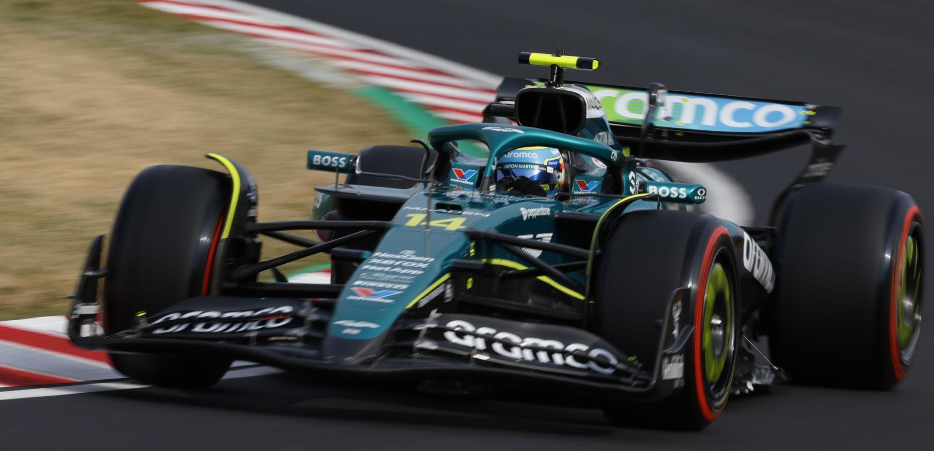 El piloto de Aston Martin, Fernando Alonso, en acción durante la clasificación para el Gran Premio de Japón de Fórmula 1 en el Circuito de Suzuka. EFE/EPA/FRANCK ROBICHON