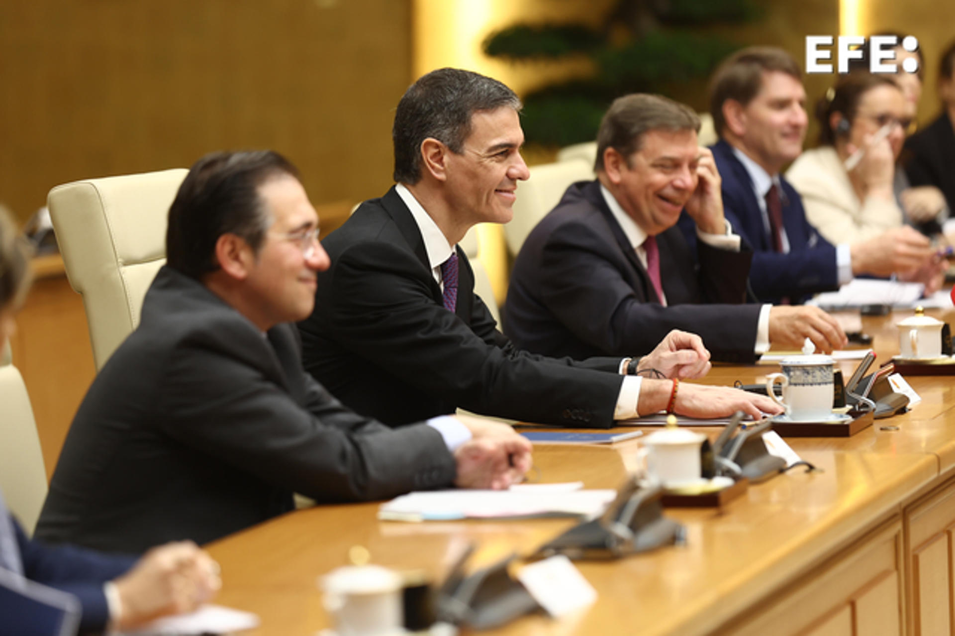 El ministro de Asuntos Exteriores, Unión Europea y Cooperación, José Manuel Albares (i), junto al presidente del Gobierno español, Pedro Sánchez (2i), y el ministro español de Agricultura, Pesca y Alimentación, Luis Planas (3i), durante una reunión con el primer ministro de Vietnam, Pham Minh Chinh. EFE/ Fernando Calvo/ Pool Moncloa