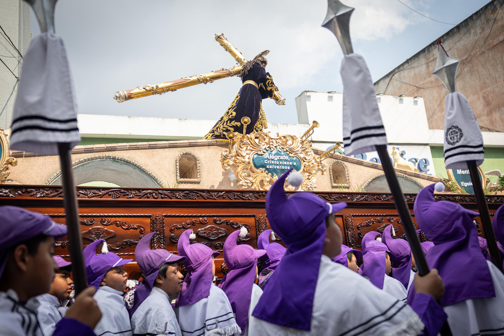 Niños y niñas cargan una imagen durante la procesión infantil de Candelaria este sábado, en la Ciudad de Guatemala. EFE/ David Toro