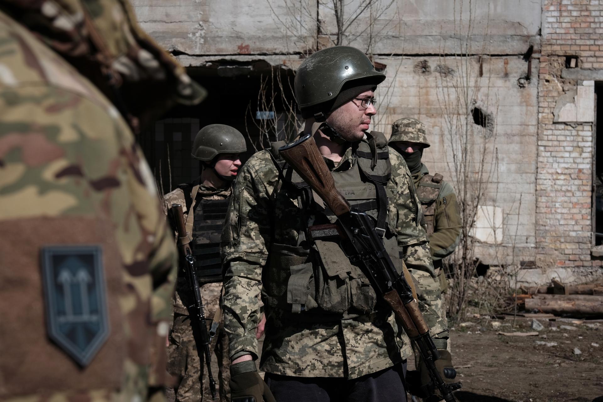 Fotografía de archivo en donde se ve a unos voluntarios de la 3ª Brigada de Asalto Separada del Ejército Ucraniano mientras participan en un entrenamiento. EFE/MARIA SENOVILLA
