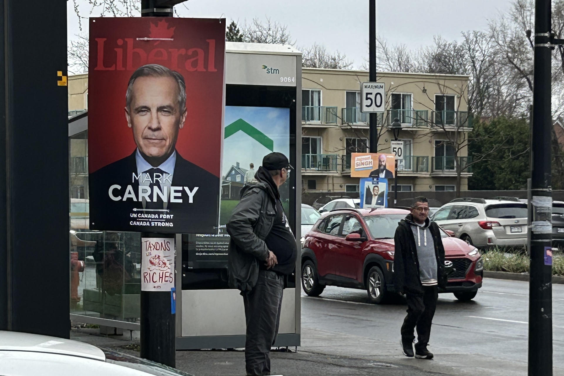 Fotografía de propaganda electoral del candidato liberal Mark Carney este domingo, en Montreal (Canadá). EFE/ Javier Otazu