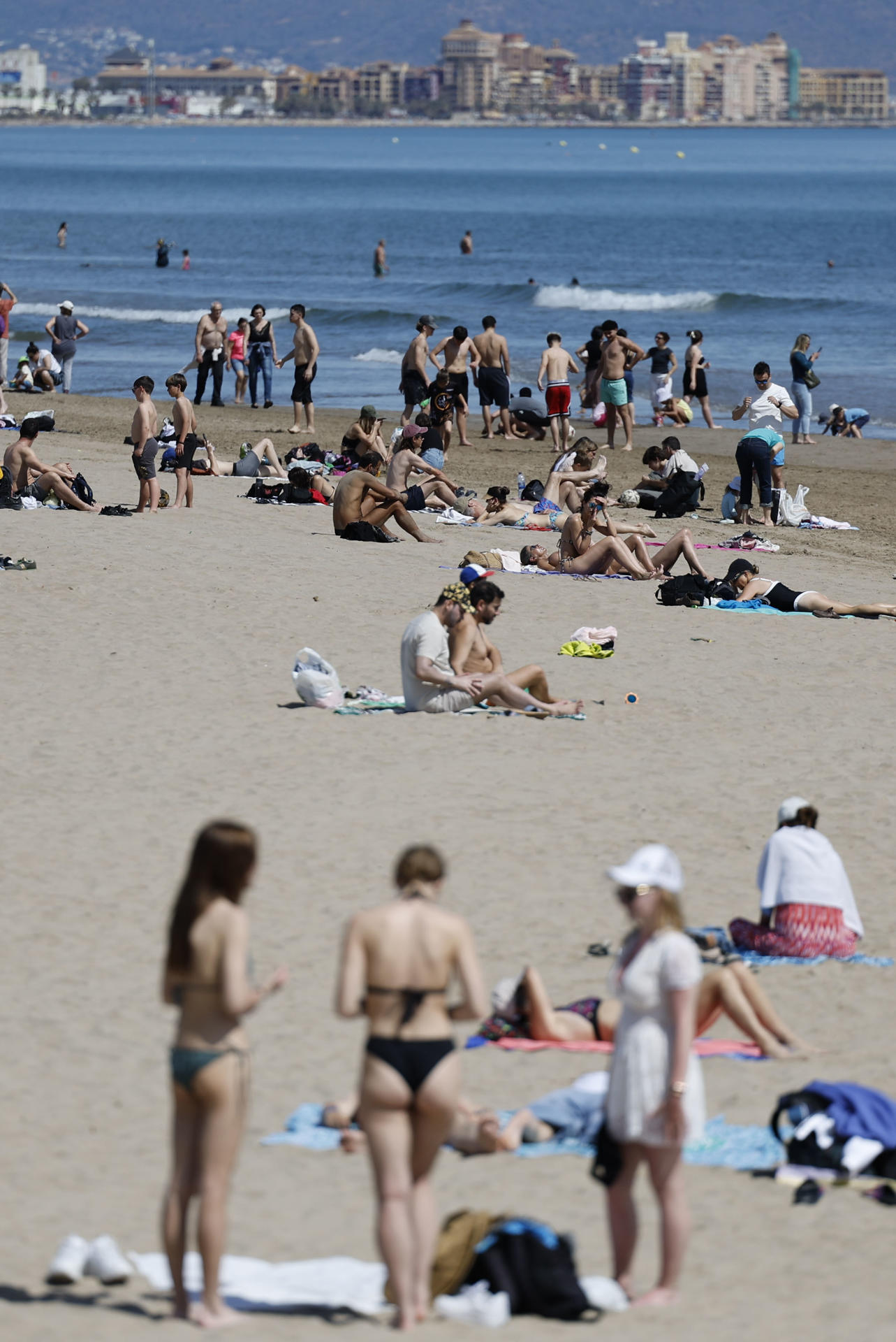 Aspecto de la playa de las Arenas en Valencia este lunes. EFE/ Ana Escobar