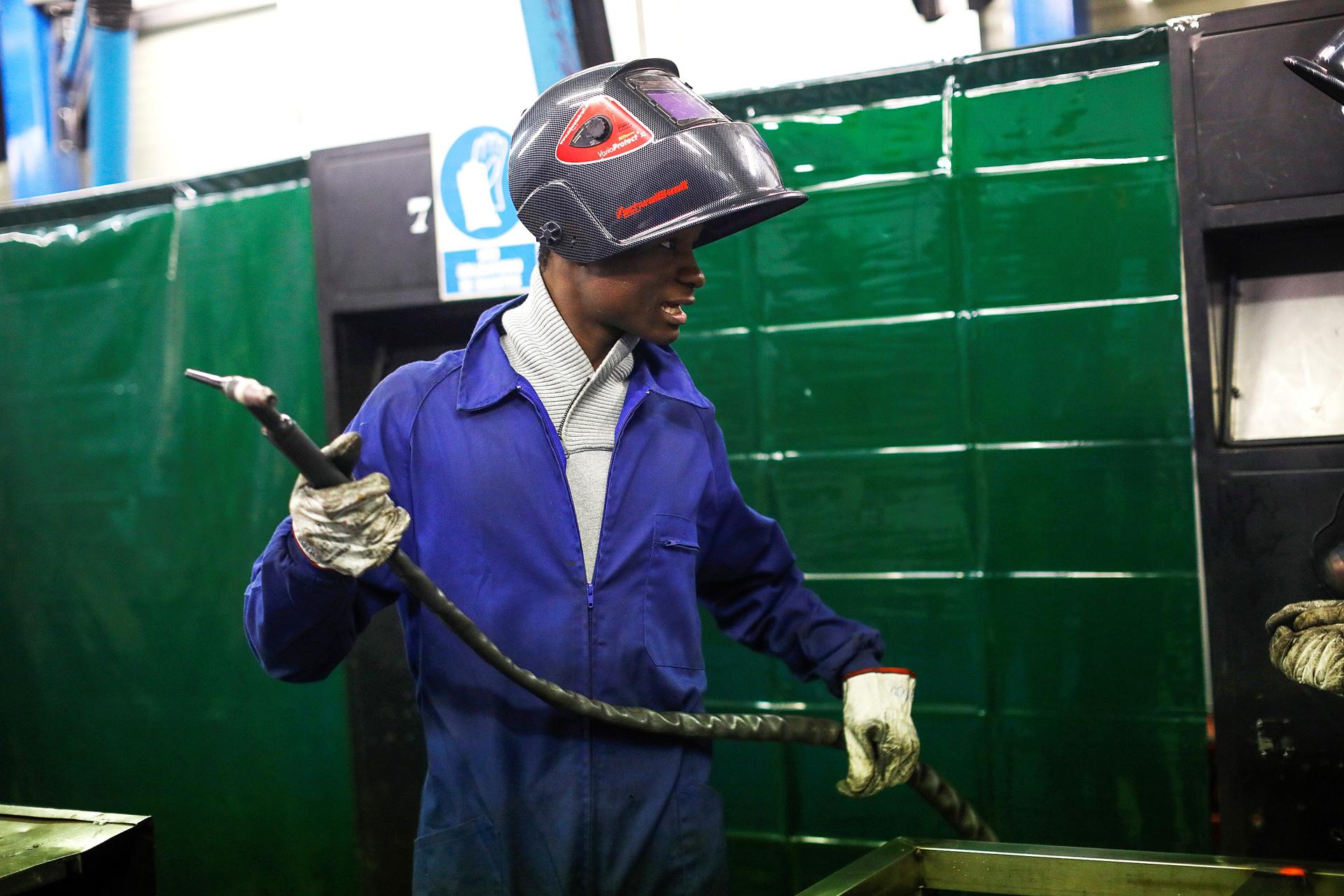 Imagen de archivo de un joven maliense trabajando en un taller. EFE/ David Fernández