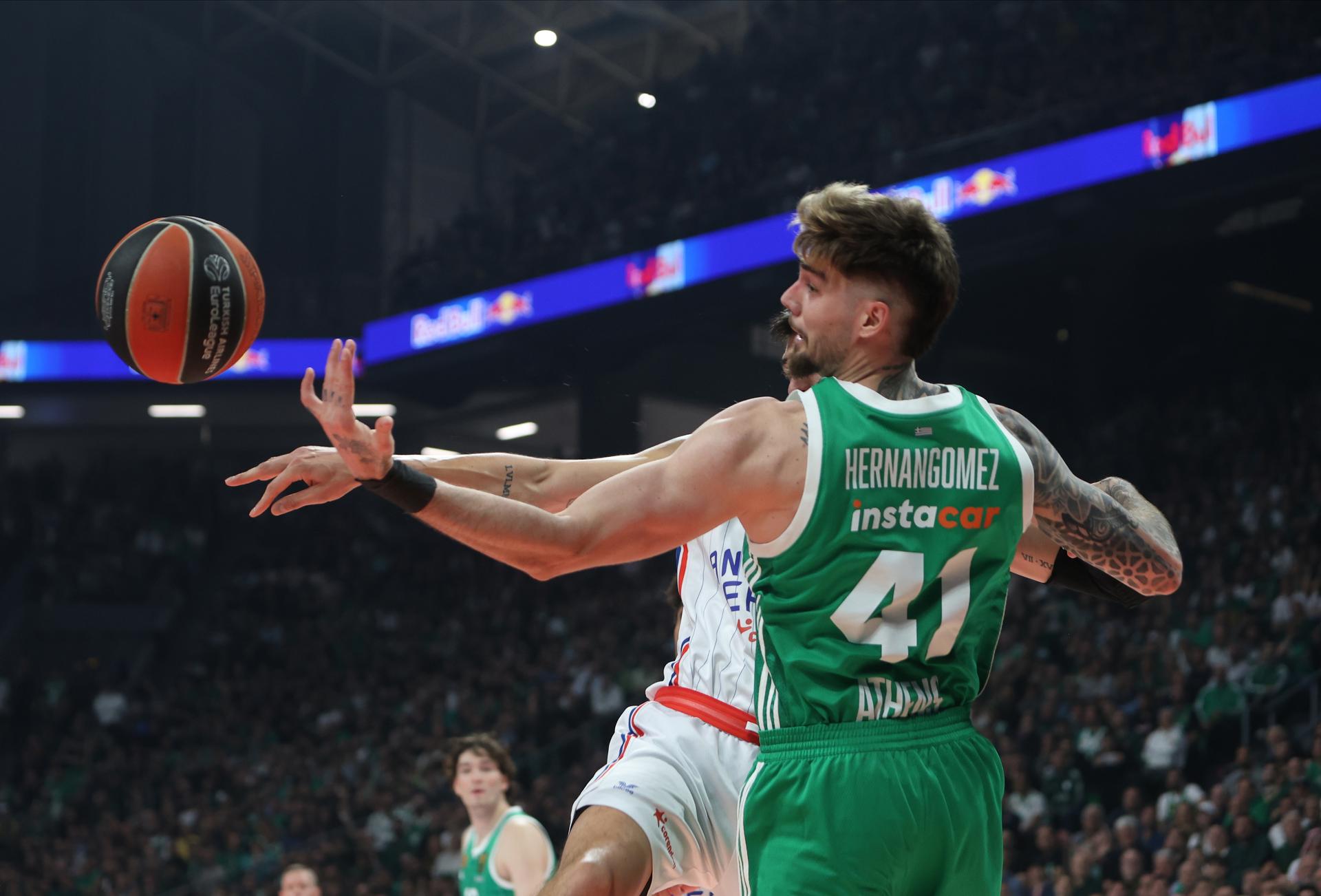 El español del Panathinaikos Juancho Hernangómez, en acción durante el primer partido del playoff de la Euroliga ante el Anadolu Efes en Atenas. EFE/EPA/PETE ANDREOU