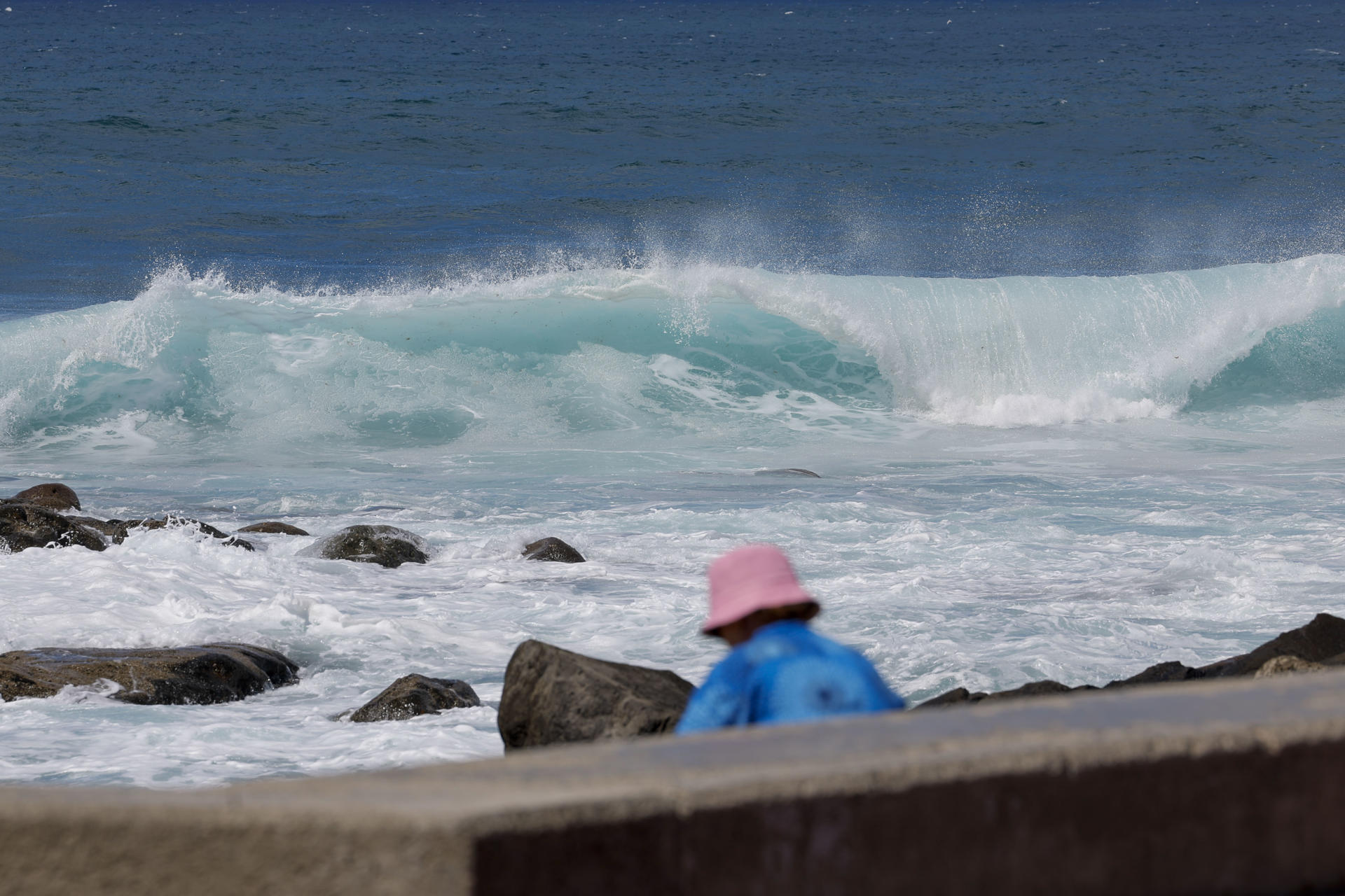 Una mujer observa el oleaje en la zona de el Lloret de la playa de Las Canteras, en Las Palmas de Gran Canaria. . EFE/ Elvira Urquijo A.