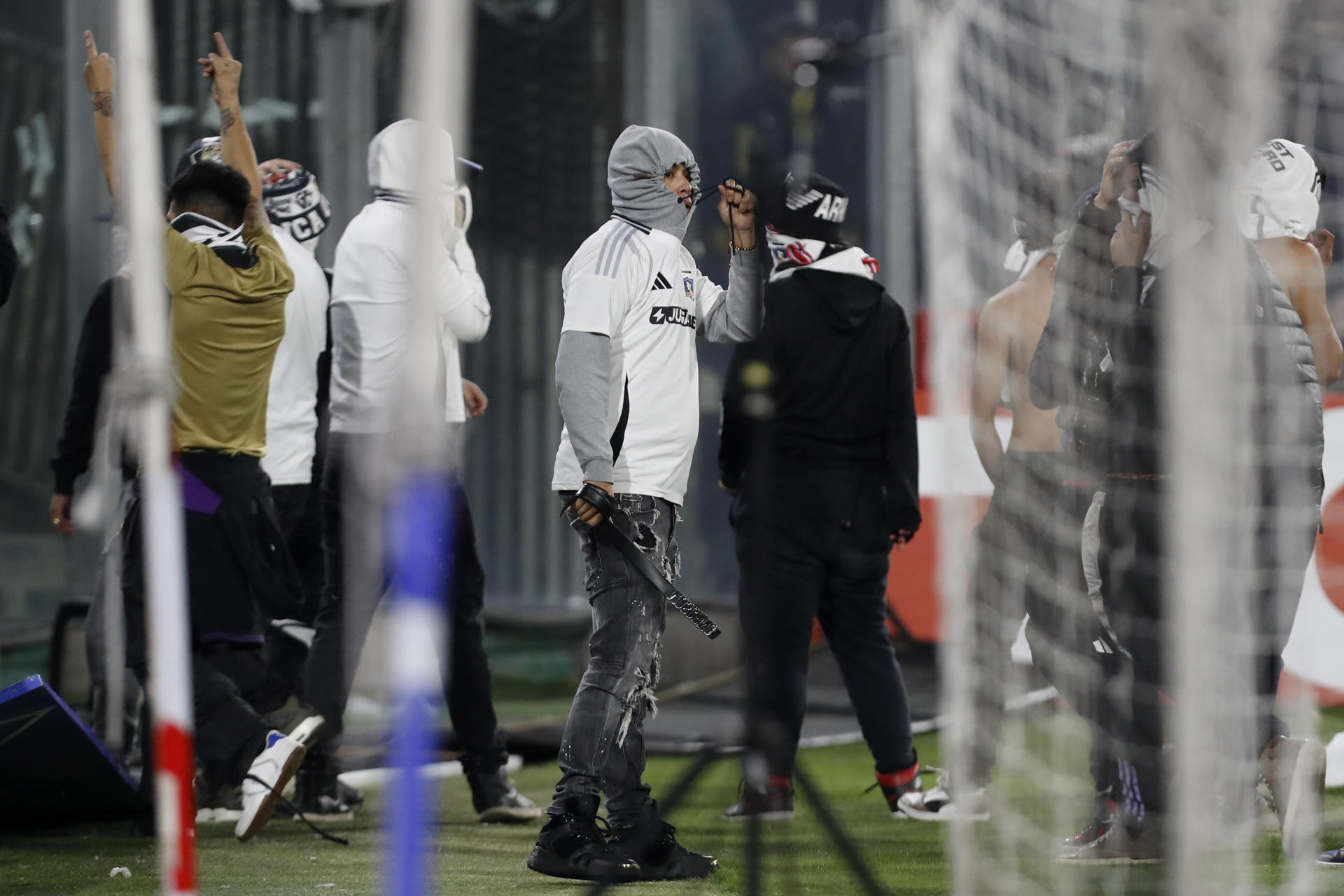 Aficionados de Colo Colo ingresan al campo en un partido de la fase de grupos de la Copa Libertadores. EFE/ Osvaldo Villarroel