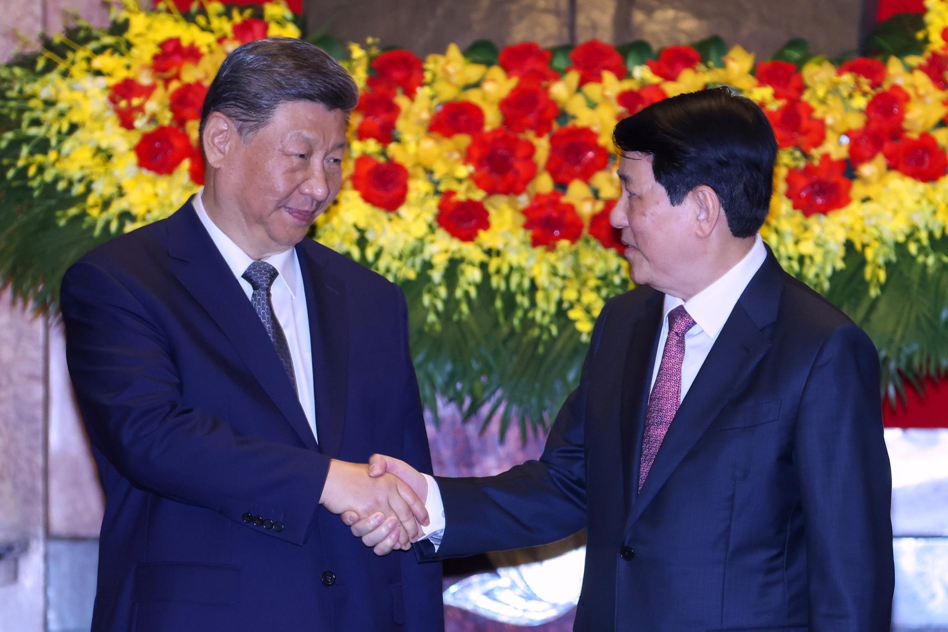 El presidente de Vietnam, Luong Cuong (d), y su homólogo chino, Xi Jinping (i), durante la visita del líder de Pekín a Hanói.
EFE/EPA/MINH HOANG / POOL