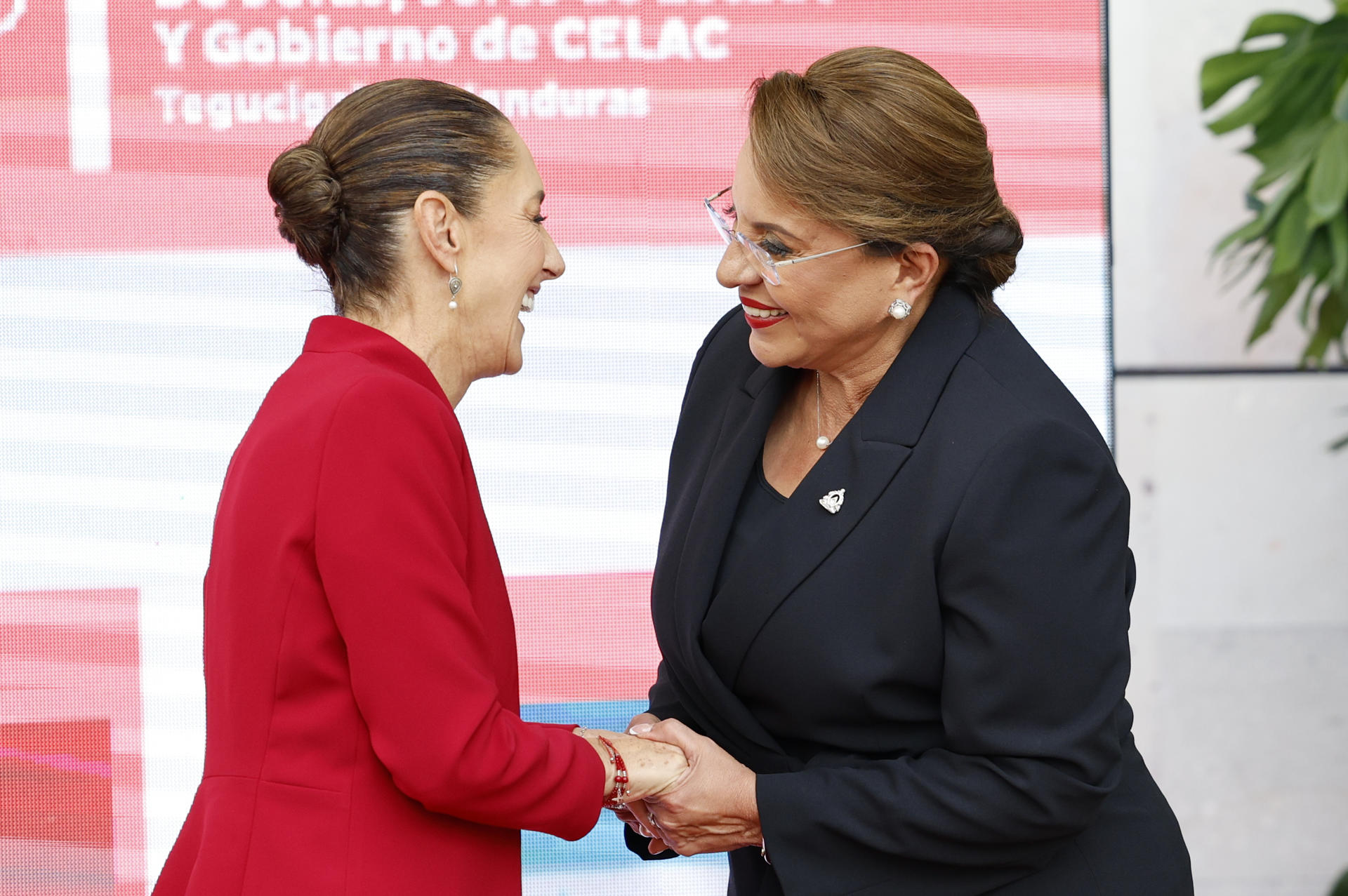 La presidenta de Honduras Xiomara Castro (d), saluda a la presidenta de México, Claudia Sheinbaum, este miércoles durante el recibimiento a los mandatarios previo a la IX Cumbre de la Comunidad de Estados Latinoamericanos y Caribeños (Celac), en Tegucigalpa (Honduras). EFE/ Bienvenido Velasco