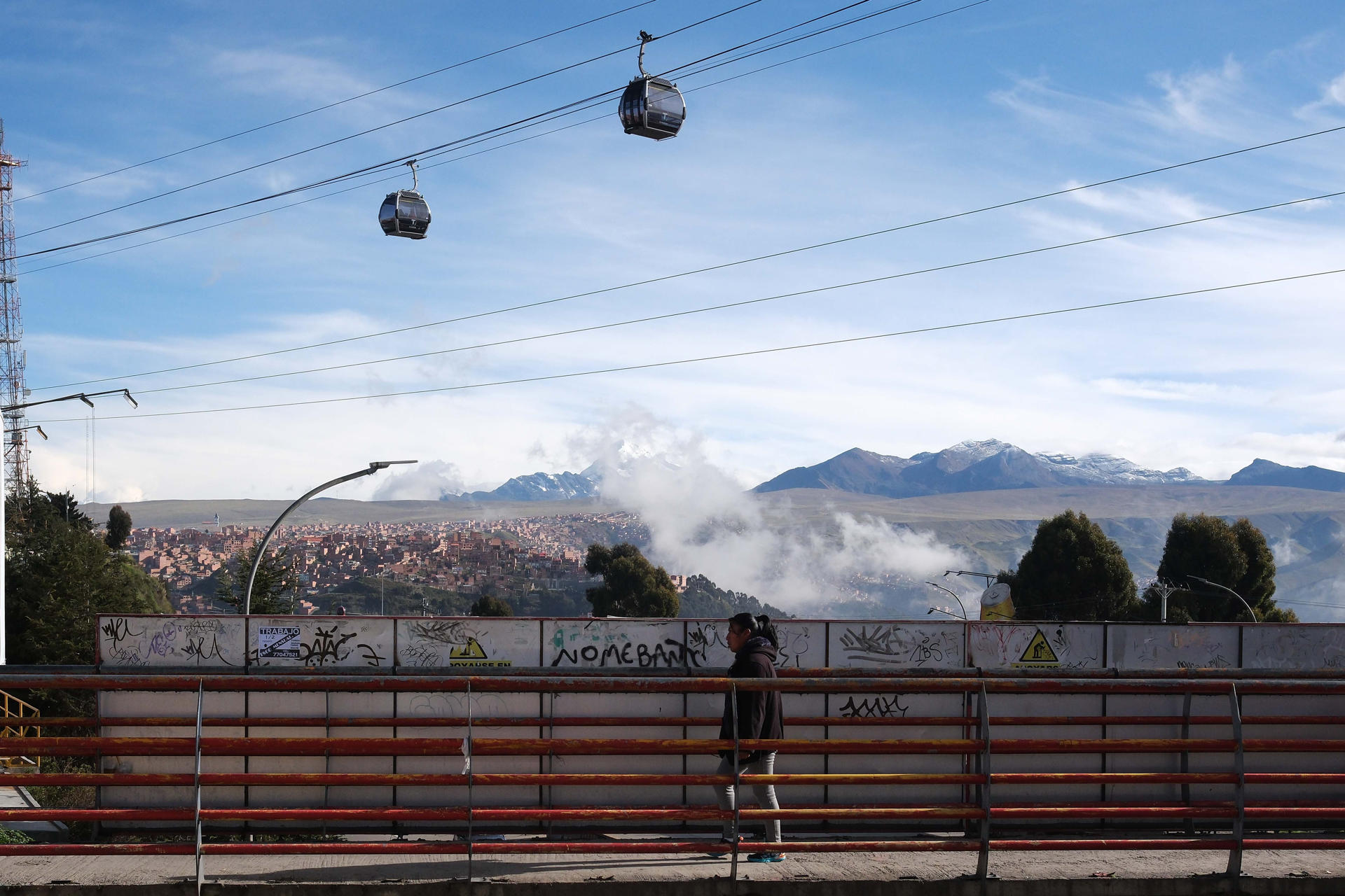 Fotografía de una mujer caminando por una calle en El Alto (Bolivia).EFE/ Luis Gandarillas