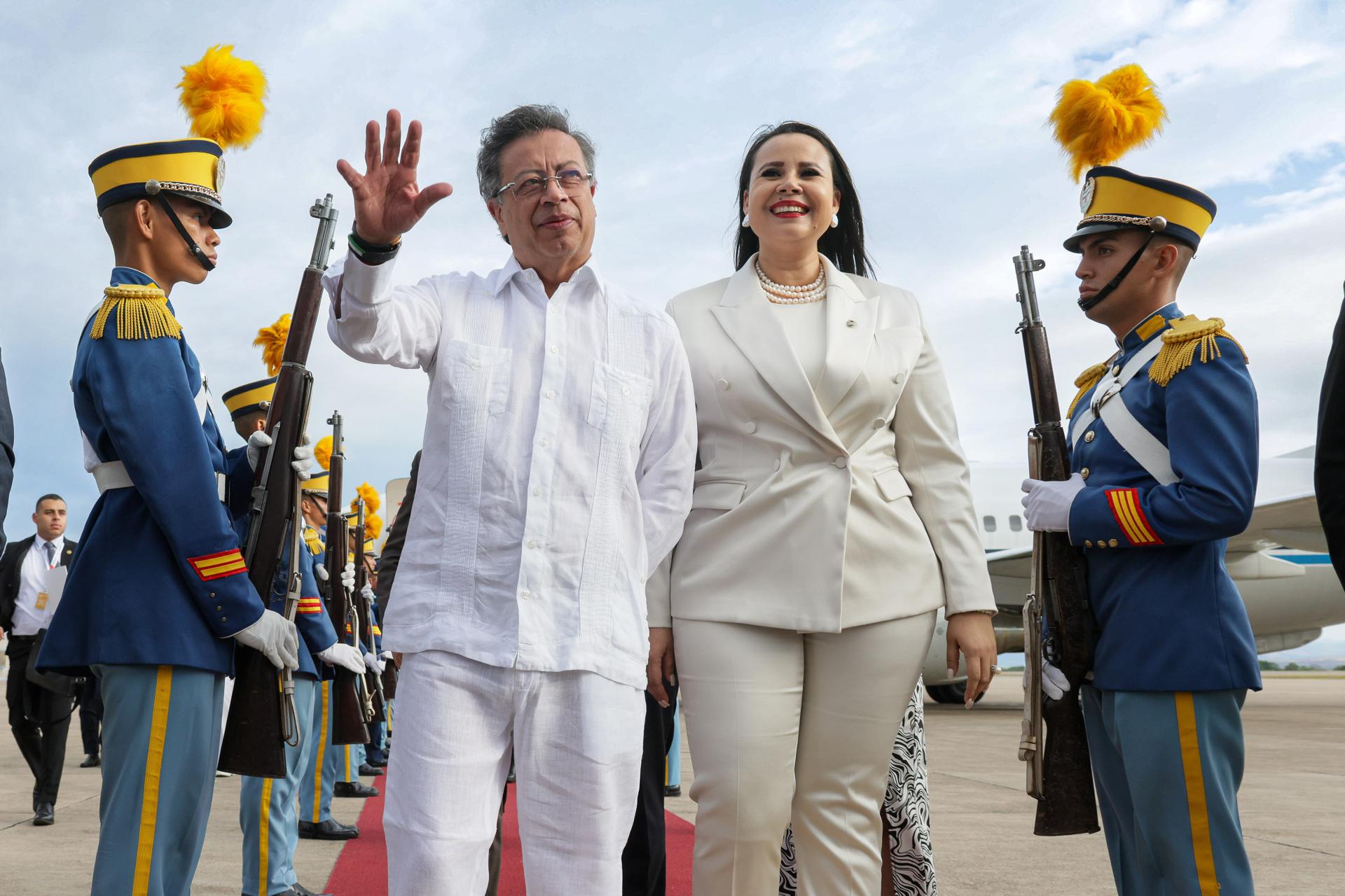 Una foto proporcionada por la Presidencia de Colombia muestra al presidente colombiano, Gustavo Petro, saludando a la secretaria de la Presidencia de Honduras, Sarahi Cerna, durante su llegada a Tegucigalpa, Honduras. EFE/Presidencia de Colombia