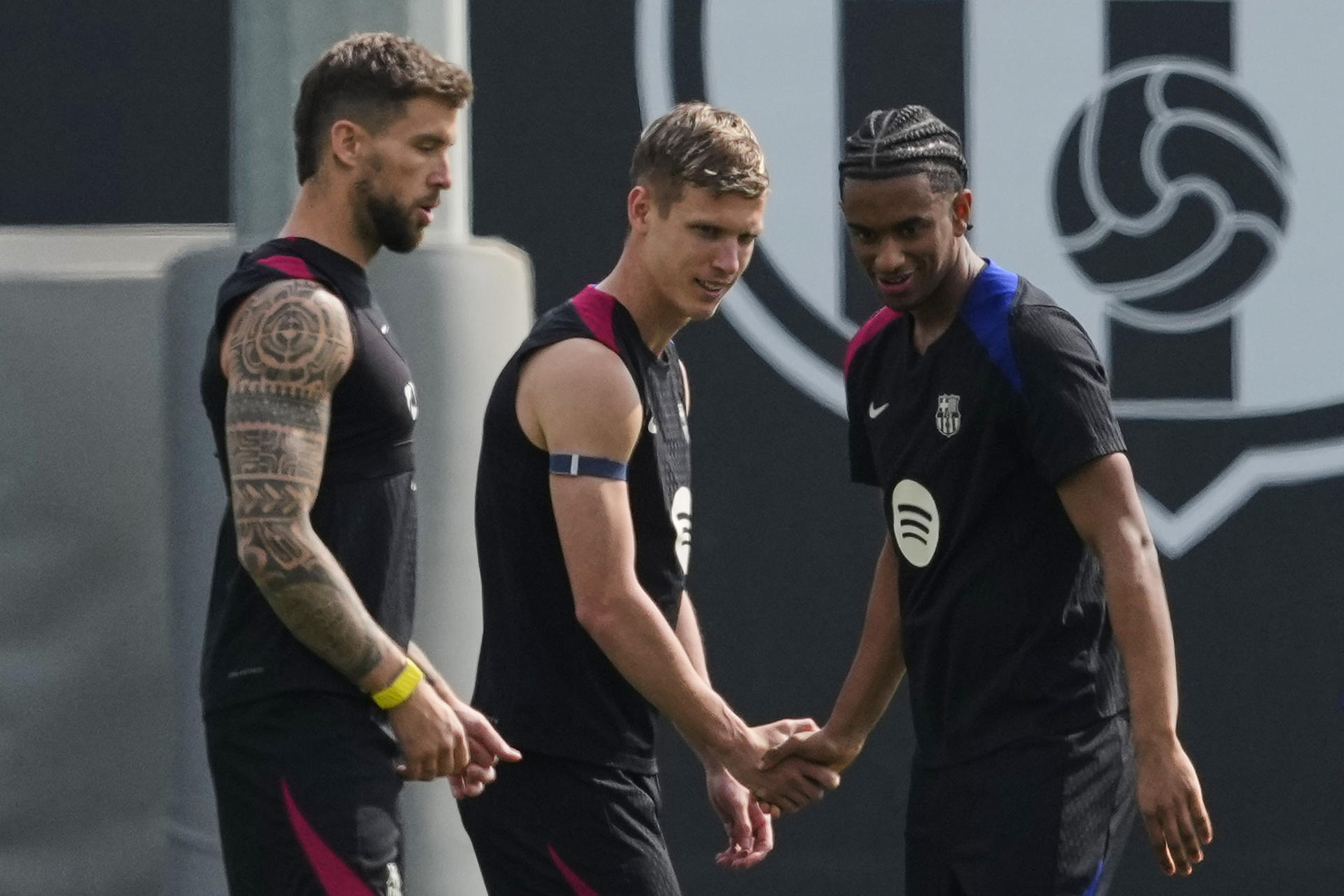 Los jugadores del FC Barcelona Íñigo Martínez, Dani Olmo y Alejandro Balde durante un entrenamiento del equipo barcelonista en la ciudad deportiva Joan Gamper. EFE/Alejandro García