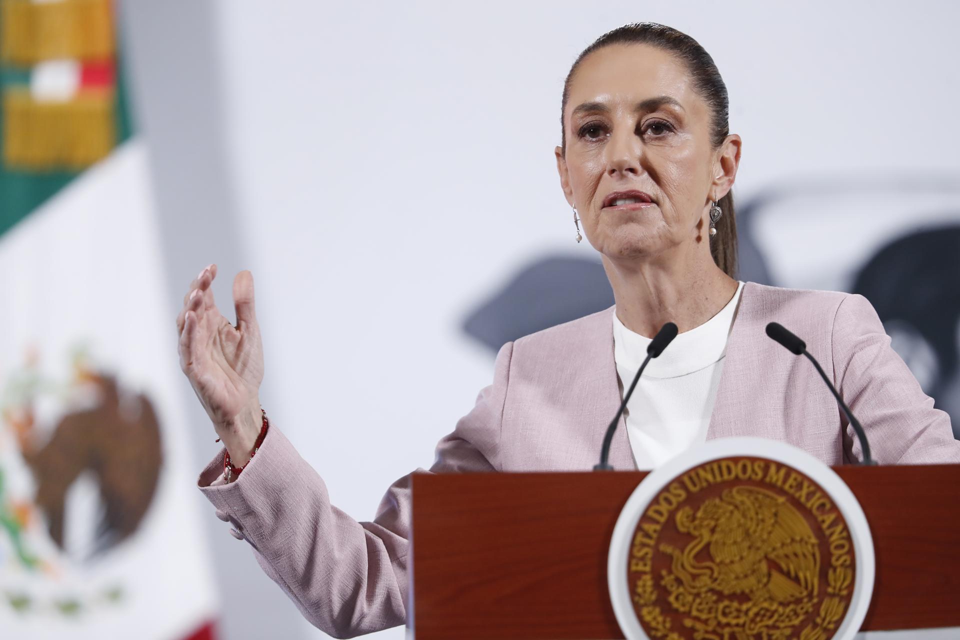 La presidenta de México, Claudia Sheinbaum, habla durante una rueda de prensa este jueves, en Palacio Nacional, en Ciudad de México (México). EFE/Mario Guzmán
