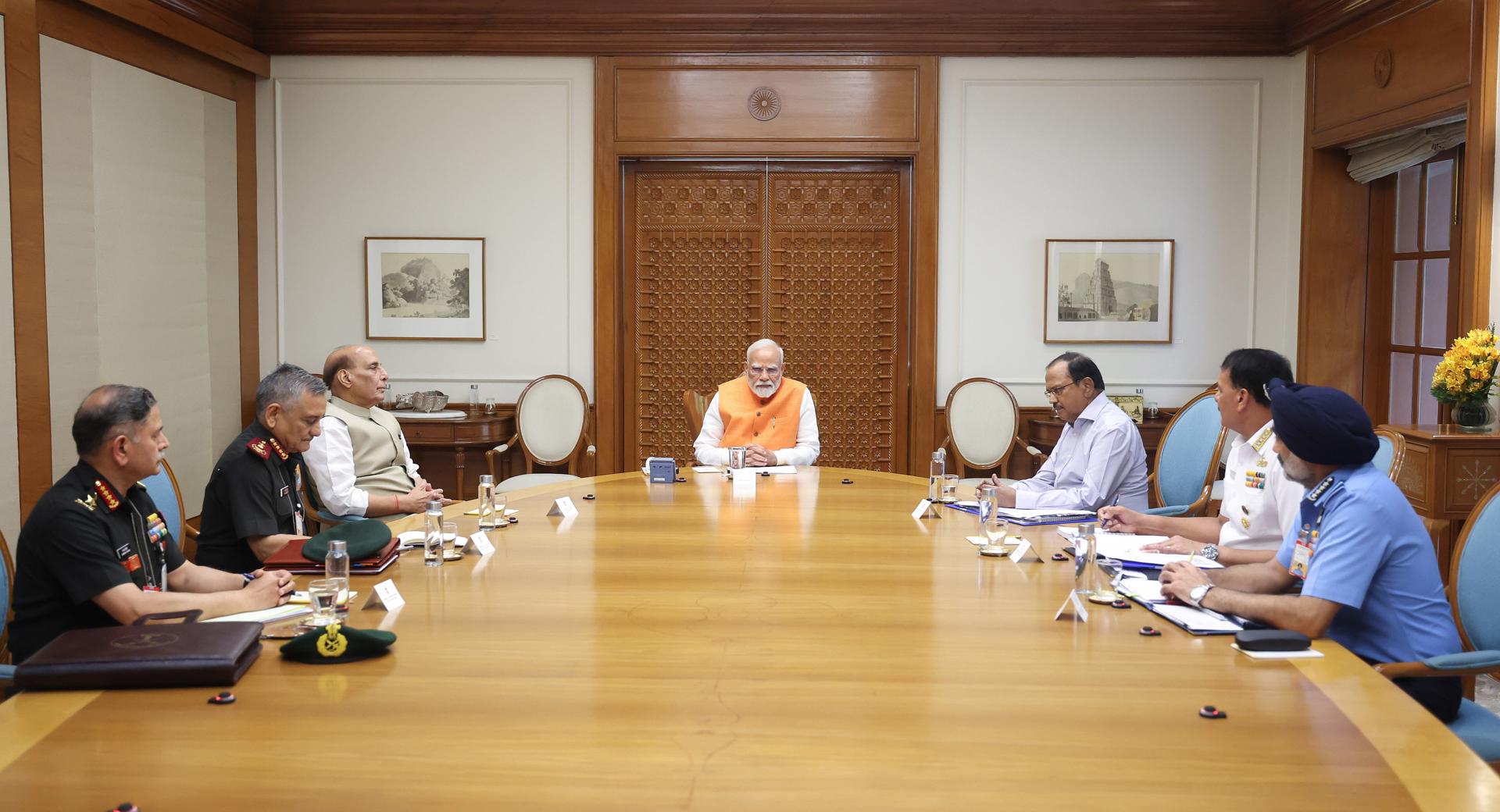 Una foto de archivo proporcionada por la Oficina de Información de Prensa (PIB) muestra al primer ministro indio Narendra Modi (C), al ministro de Defensa indio Rajnath Singh (3I), al asesor de Seguridad Nacional Ajit Doval (3D), al jefe del Estado Mayor de la Defensa, general Anil Chauhan (2I), al jefe de la Armada, almirante Dinesh K. Tripathi (2D), al jefe de la Fuerza Aérea, mariscal jefe del aire Amar Preet Singh (D) y al jefe del Ejército, general Upendra Dwivedi (I) durante una reunión en Nueva Delhi, India, el 29 de abril de 2025. Modi dijo que las fuerzas armadas tienen total libertad para operar en medio de las tensiones entre India y Pakistán tras el ataque a turistas en Pahalgam el 22 de abril de 2025, que mató a 26 personas e hirió a varias más. (Nueva Delhi) EFE/EPA/PRESS INFORMATON BUREAU / HANDOUT USO EDITORIAL EXCLUSIVO/NO VENTAS