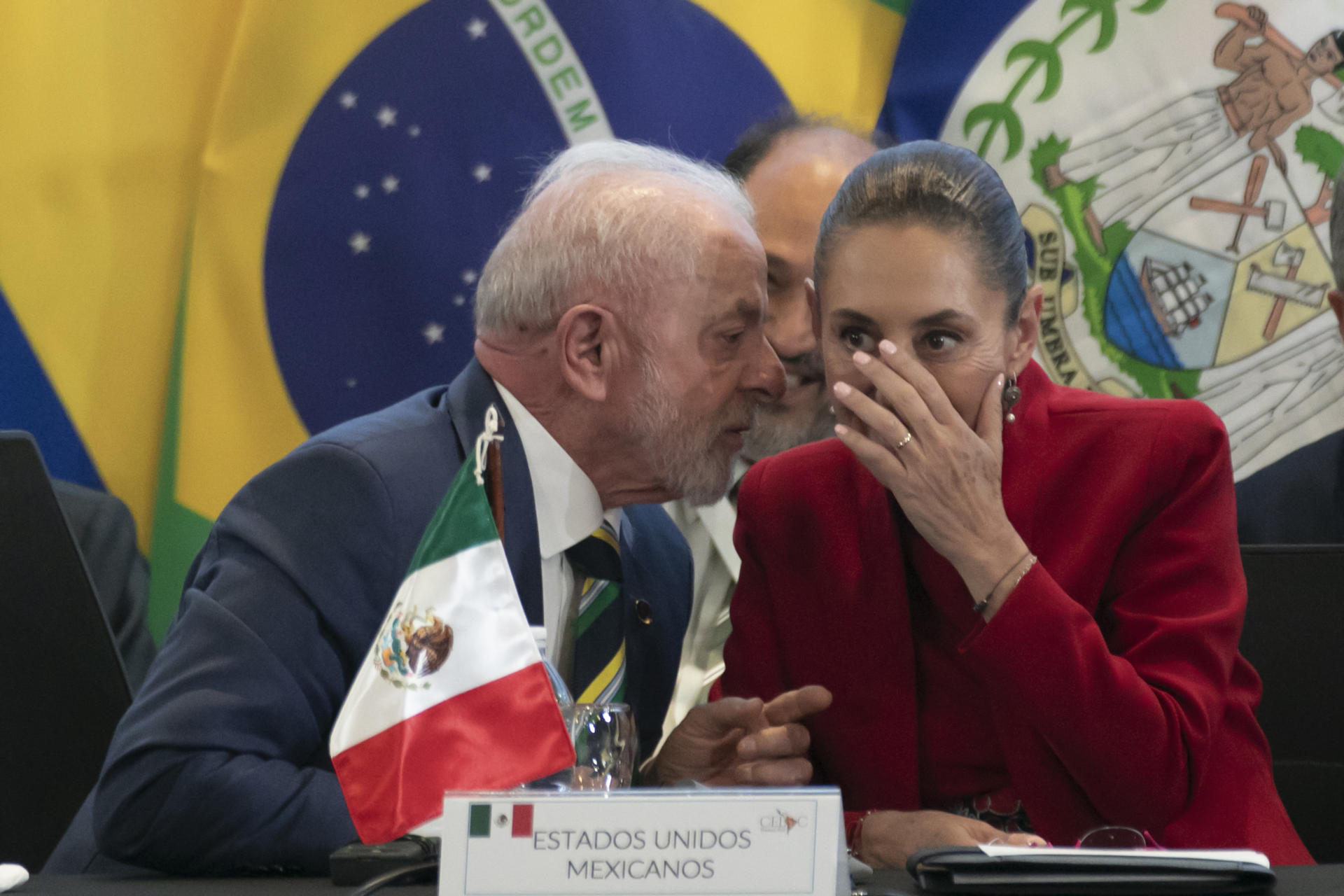 El presidente de Brasil, Luiz Inácio Lula da Silva, y la presidenta de México, Claudia Sheinbaum, conversan en la IX Cumbre de la Comunidad de Estados Latinoamericanos y Caribeños (Celac) este miércoles, en Tegucigalpa (Honduras). EFE/ Str