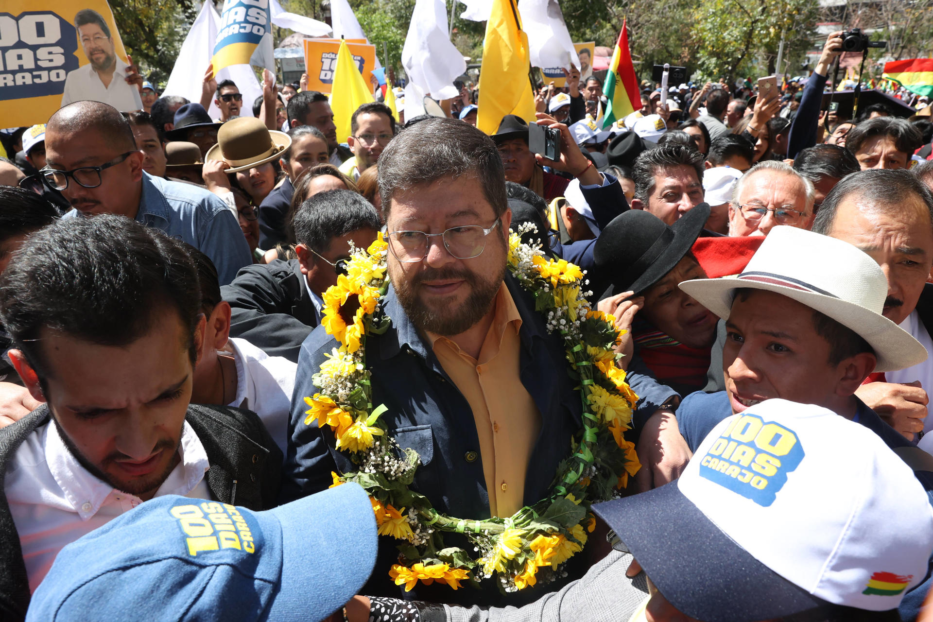 El empresario Samuel Doria Medina, camina en medio de seguidores este viernes, en La Paz (Bolivia). EFE/ Luis Gandarillas