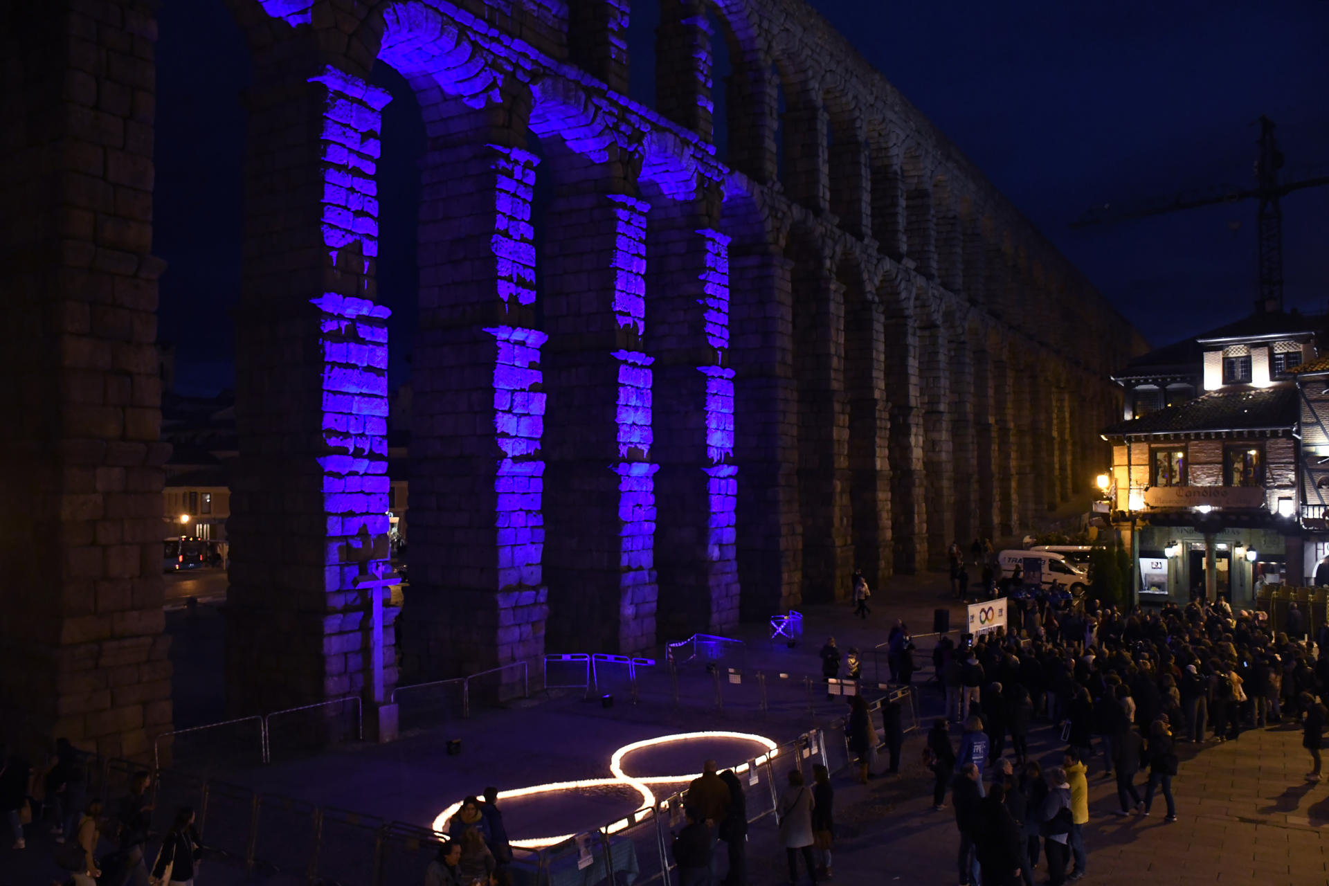 Imagen de archivo del Acueducto de Segovia iluminado de azul en el día Mundial de Concienciación del Autismo. EFE/Pablo Martín