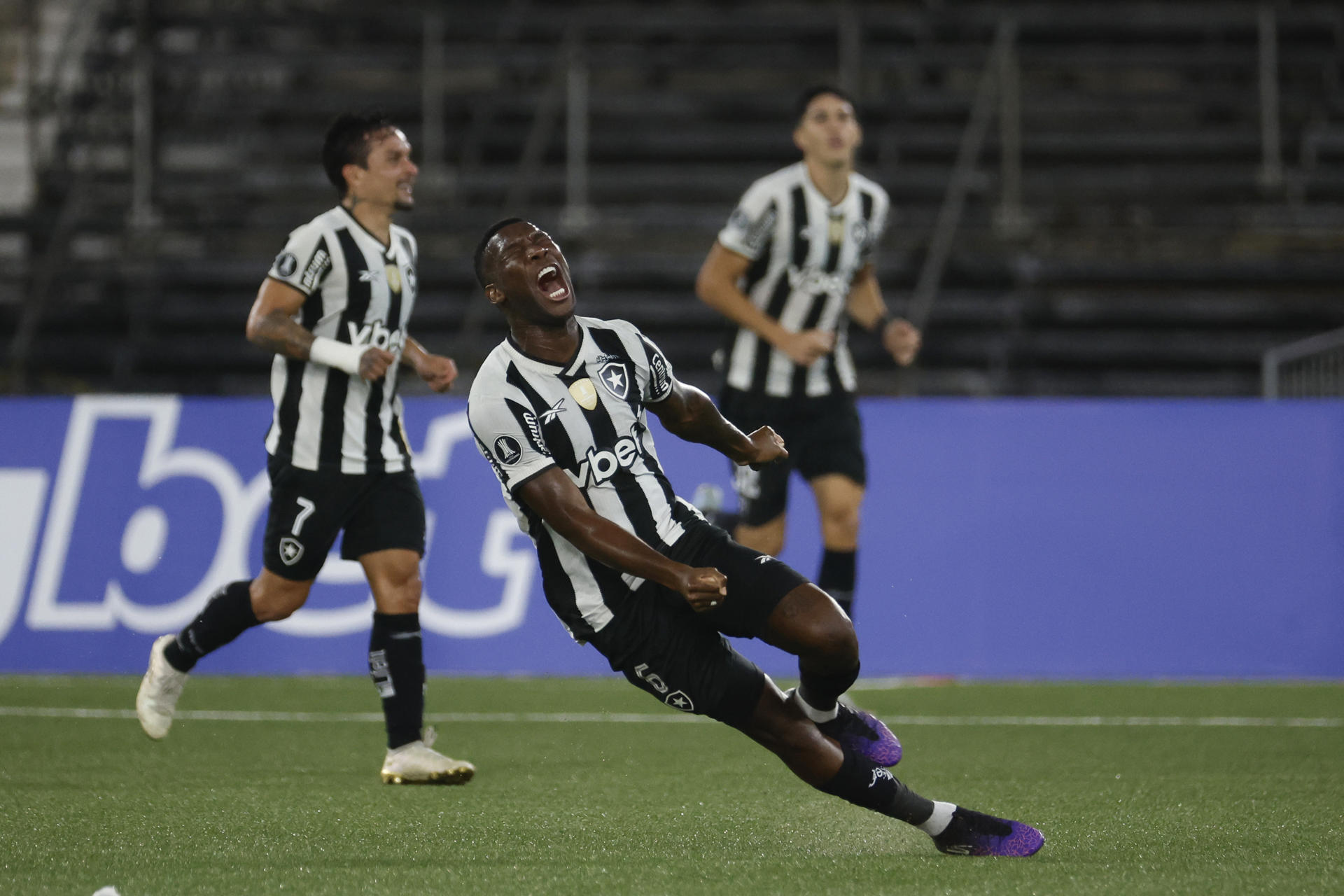 Patrick de Paula de Botafogo celebra un gol en un partido de la fase de grupos de la Copa Libertadores. EFE/ Antonio Lacerda