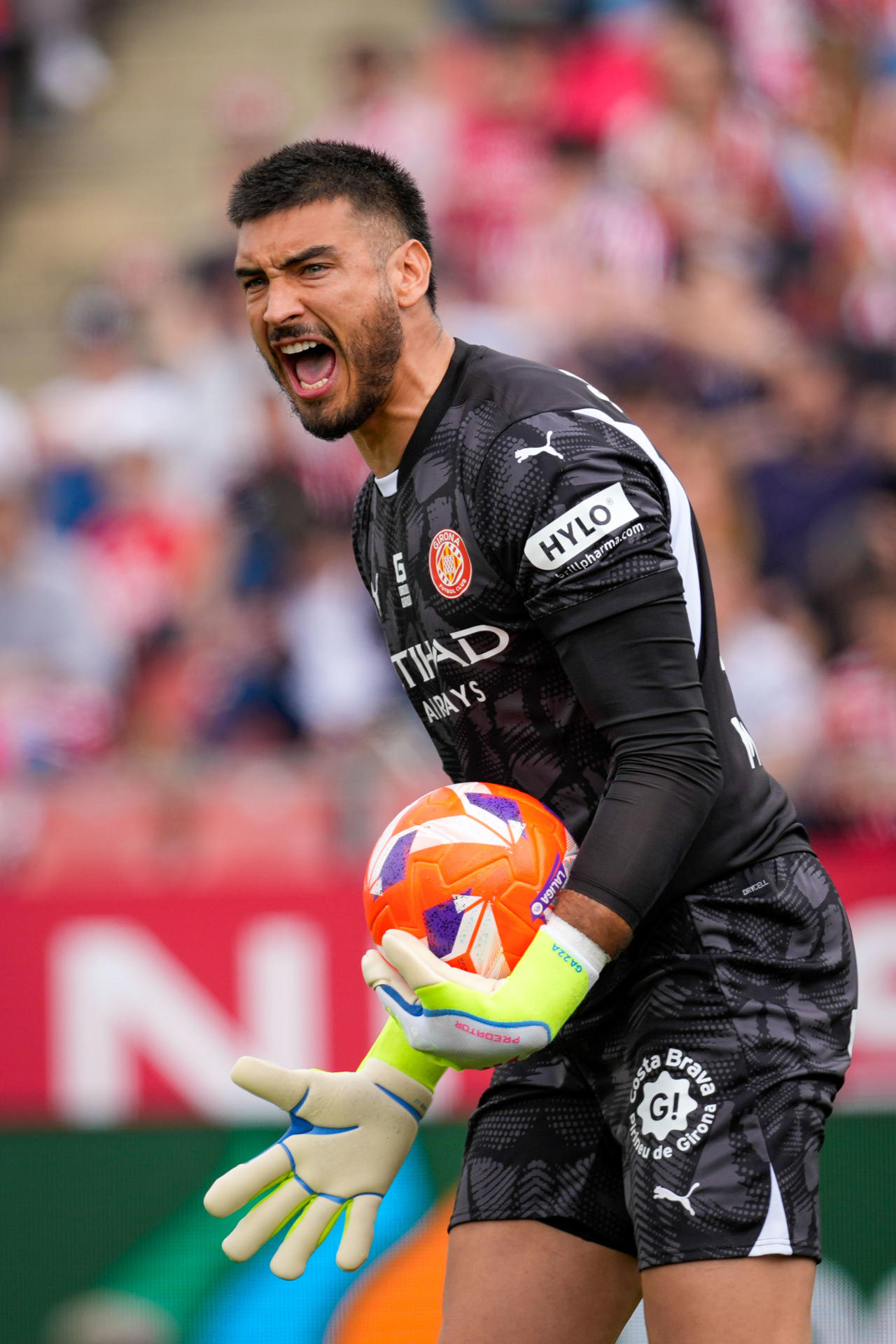 El portero del Girona, Paulo Gazzaniga, durante el partido de LaLiga entre el Girona y el Deportivo Alavés este sábado en el estadio Montilivi en Girona. EFE/ David Borrat