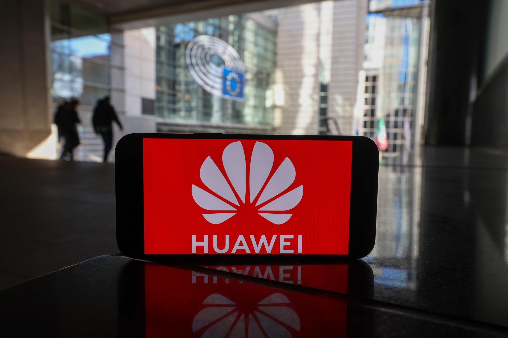 Foto de archivo del logo de la empresa Huawei. EFE/OLIVIER HOSLET