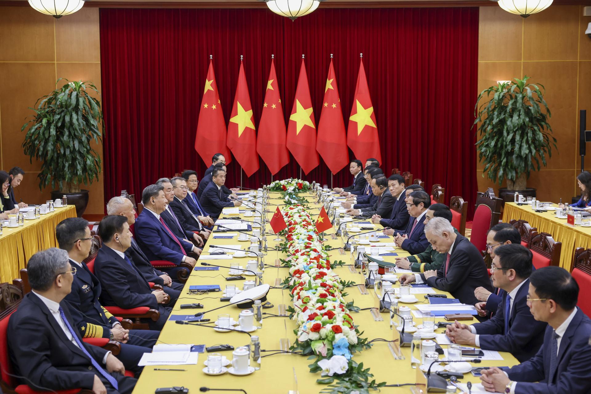 Hanoi (Vietnam), 14/04/2025.- Vietnamese Prime Minister Pham Minh Chinh (C-R) and Chinese President Xi Jinping (C-L) attend a meeting at the Office of the Party Central Committee in Hanoi, Vietnam, 14 April 2025. The Chinese president is on a state visit to Vietnam from 14 to 15 April 2025. EFE/EPA/MINH HOANG / POOL