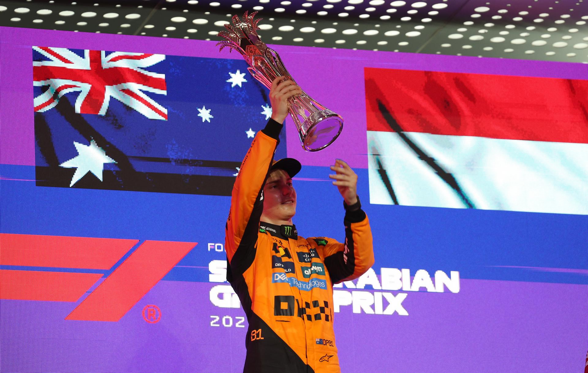 El piloto australiano de McLaren Oscar Piastri celebra su victoria en el Gran Premio de Arabia Saudí, en Yeda EFE/EPA/ALI HAIDER