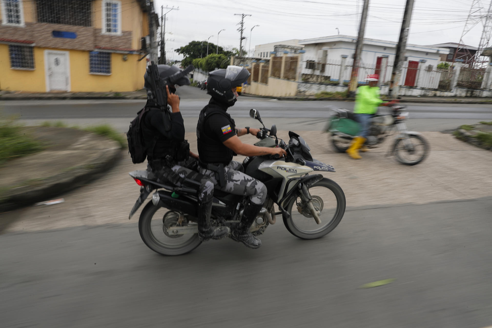 Integrantes de la Policía de Ecuador patrullan durante un operativo este viernes, en el área cooperativa Elsa Bucarán en Durán (Ecuador). EFE/ Carlos Durán Araújo