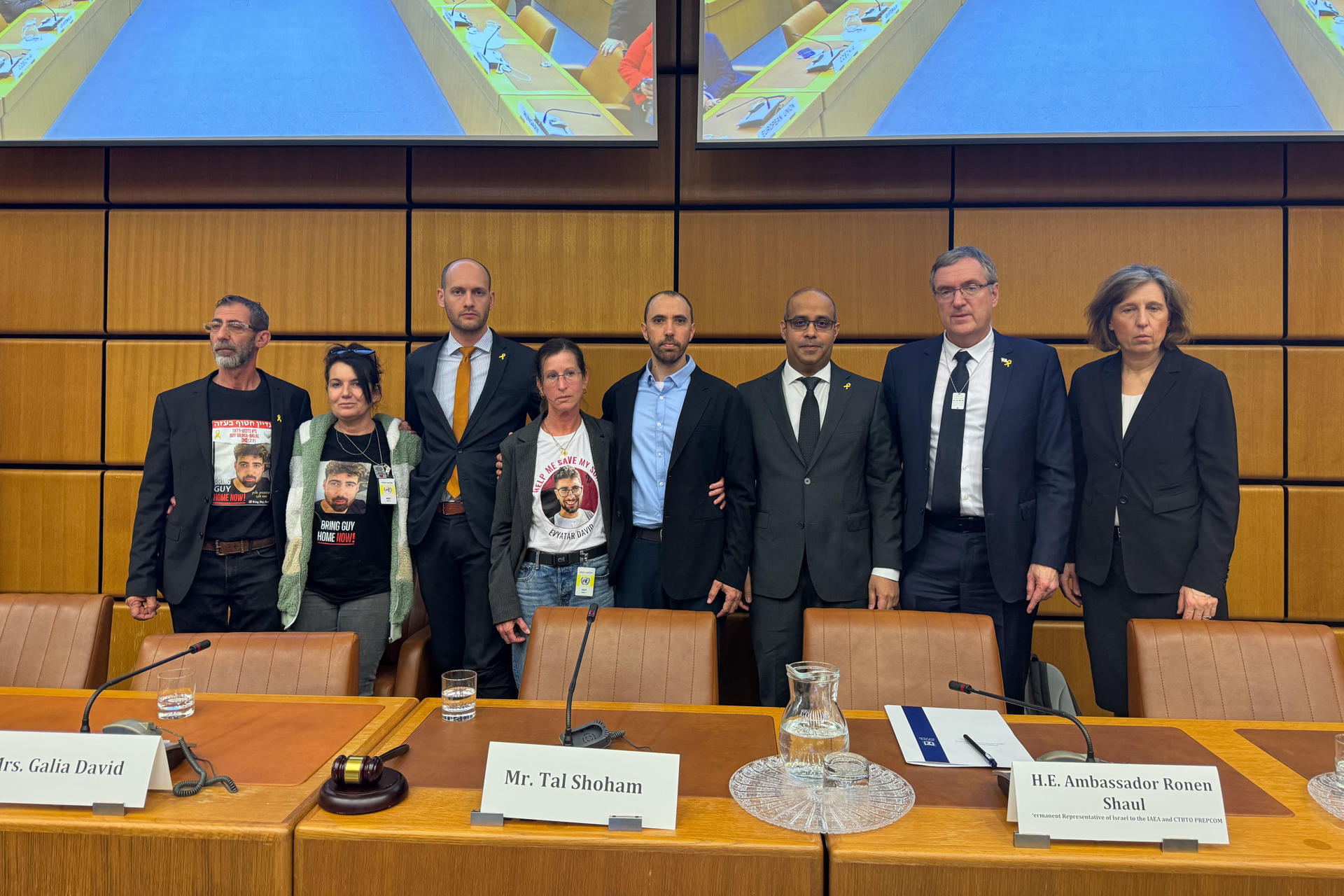 Tal Shoham (c), un israelí secuestrado por Hamás en Gaza durante 505 días hasta ser liberado en marzo pasado, hizo este viernes en la sede vienesa de la ONU un llamamiento para que la comunidad internacional tome una postura "clara e inequívoca" contra el terrorismo islamista. En la imagen, junto a los padres de otros dos rehenes aún secuestrados por Hamás (izda), los embajadores de Israel ante la ONU en Viena, Ronen Shaul y David Roet, y la embajadora de Austria ante la ONU en Viena, Gabriela Sellner (dcha). EFE/Jordi Kuhs