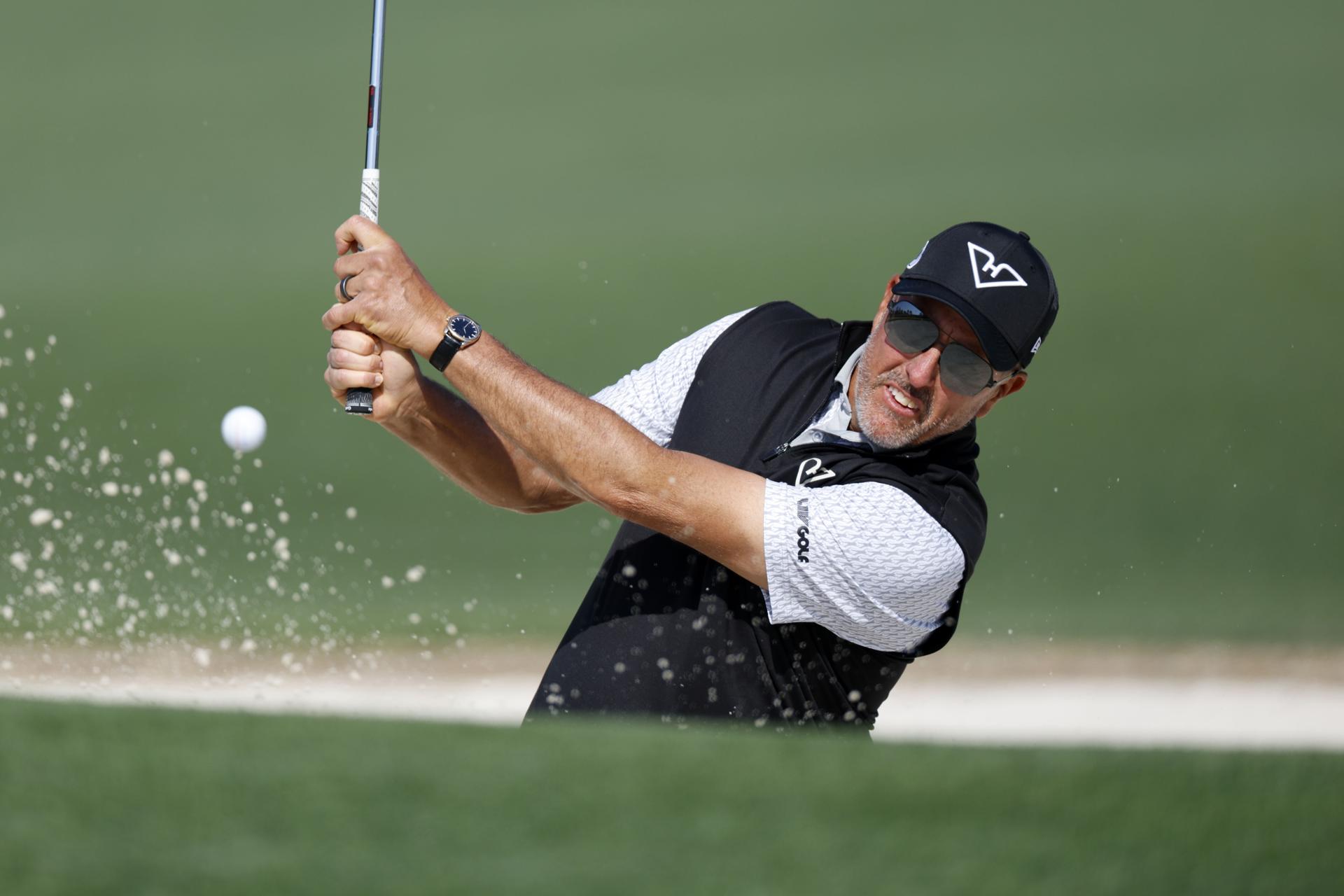 El estadounidense Phil Mickelson en acción este jueves en la primera ronda del Abierto de Augusta. EFE/EPA/CJ GUNTHER