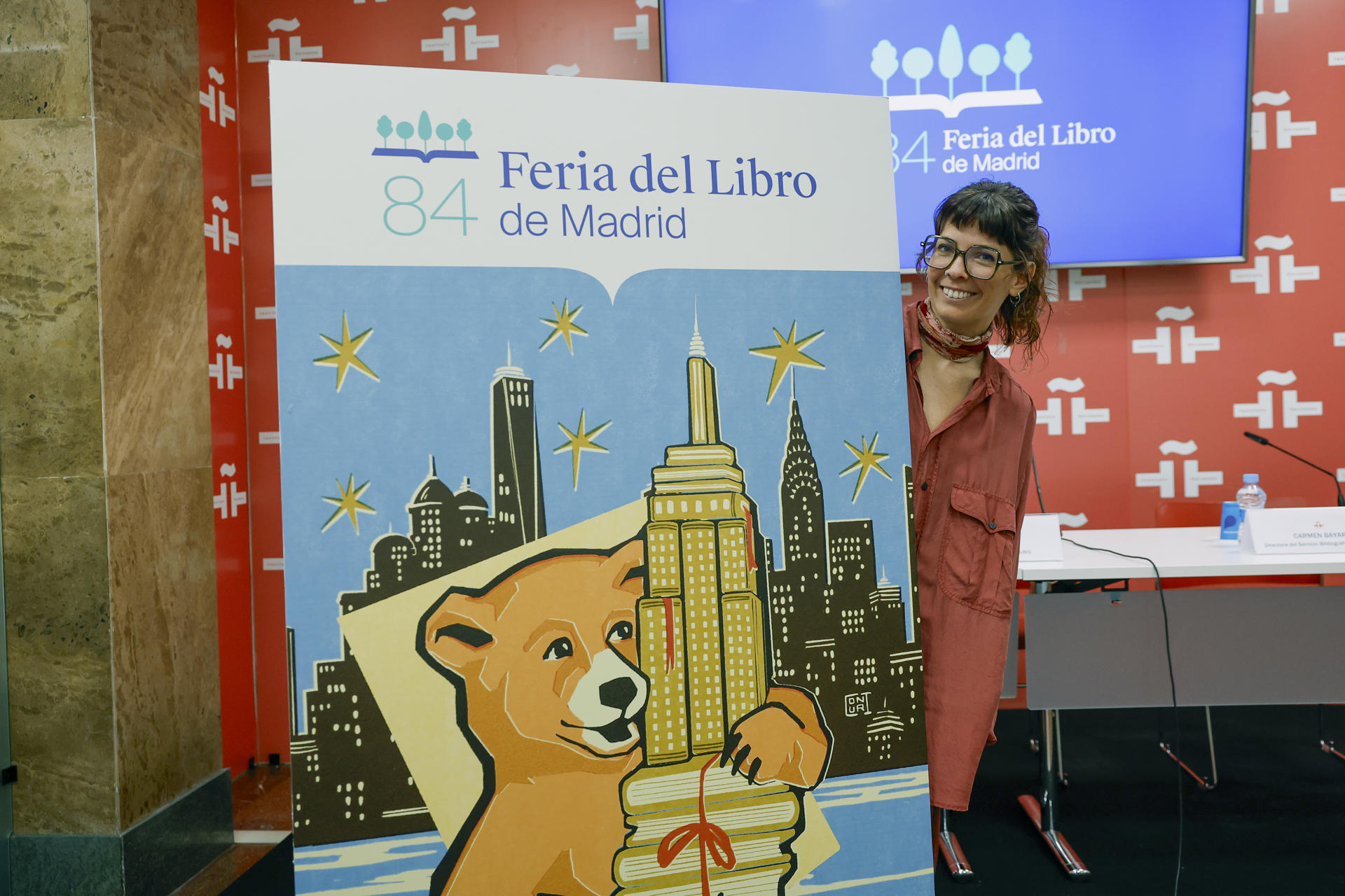 Presentación del cartel de la 84.ª Feria del Libro de Madrid, cuya autora es la ilustradora argentina Coni Curi (d), este miércoles. EFE/ Chema Moya