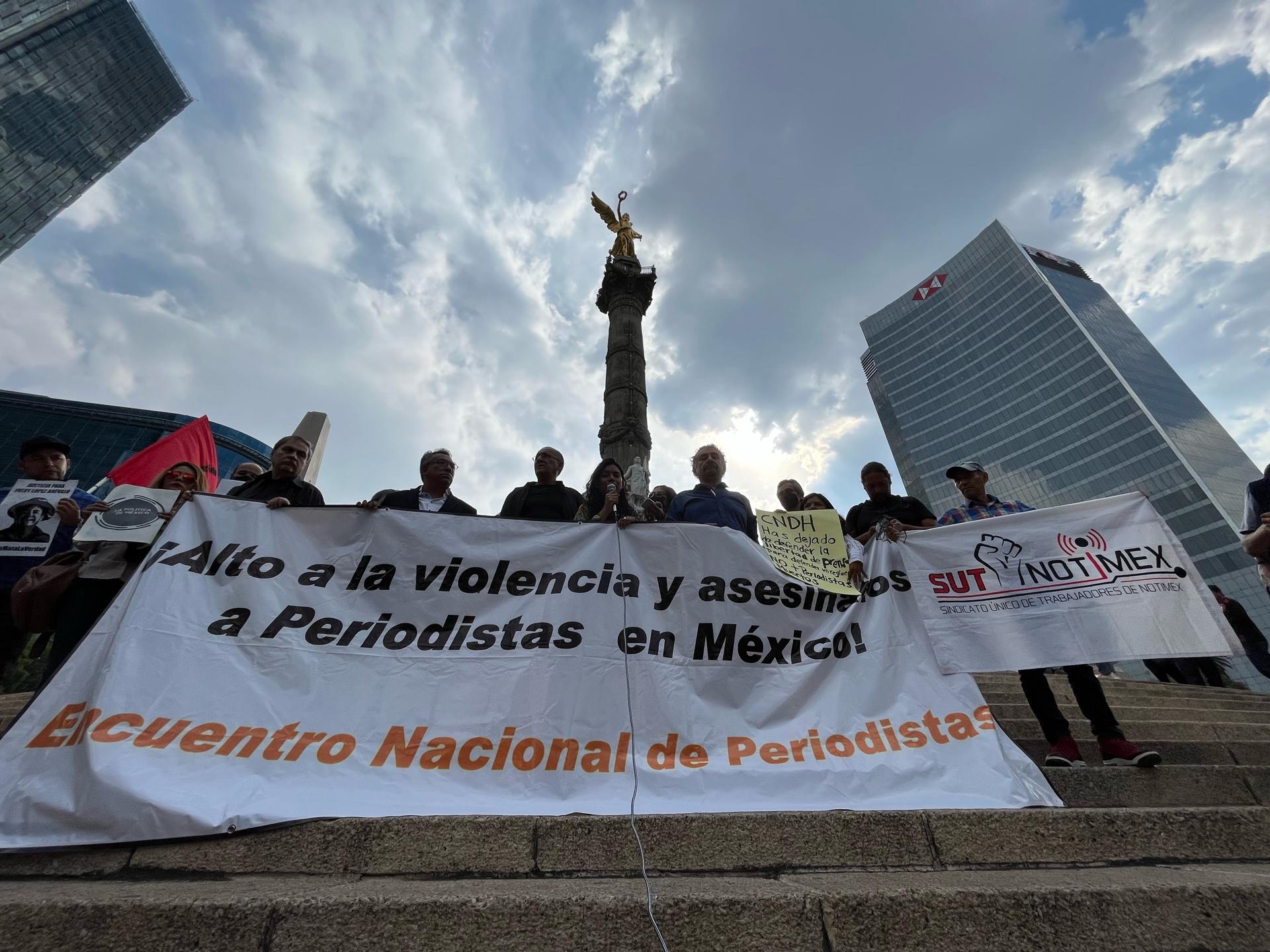 Fotografía de archivo de una protesta de periodistas en contra de los asesinatos y amenazas a sus colegas, en Ciudad de México (México). EFE/Sáshenka Gutiérrez
