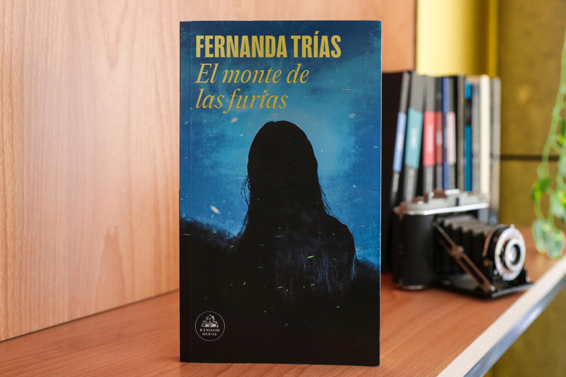 Fotografía de la escritora uruguaya Fernanda Trías posando con su ejemplar de la novela 'El monte de las furias' durante una entrevista con EFE en las oficinas de Penguin Random House, en Montevideo (Uruguay). EFE/ Alejandro Prieto
