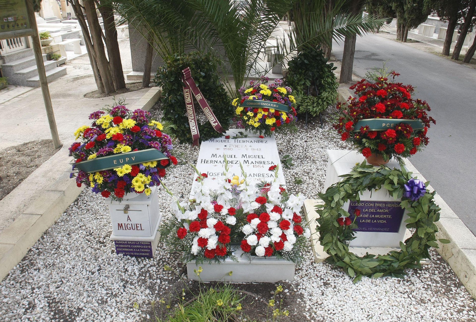 Tumba del poeta oriolano Miguel Hernández en el cementerio de Alicante. EFE/Pep Morell