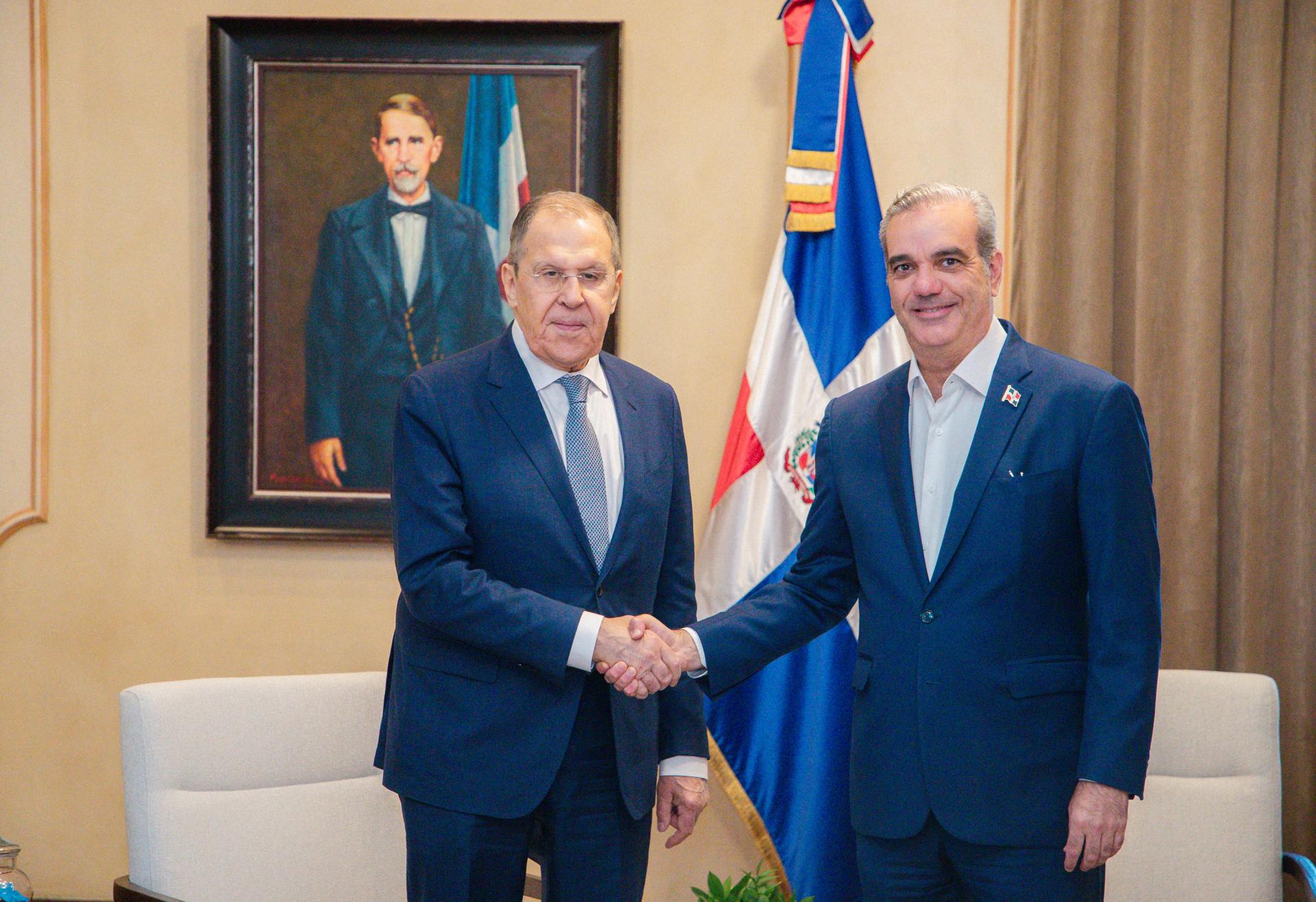 Fotografía cedida por la Presidencia de República Dominicana del ministro de Relaciones Exteriores de Rusia, Serguéi Lavrov (i), posando junto al mandatario dominicano, Luis Abinader, este miércoles durante un encuentro en el Palacio Nacional de Santo Domingo (República Dominicana). EFE/ Presidencia De República Dominicana / SOLO USO EDITORIAL/ NO VENTAS /SOLO DISPONIBLE PARA ILUSTRAR LA NOTICIA QUE ACOMPAÑA (CRÉDITO OBLIGATORIO)