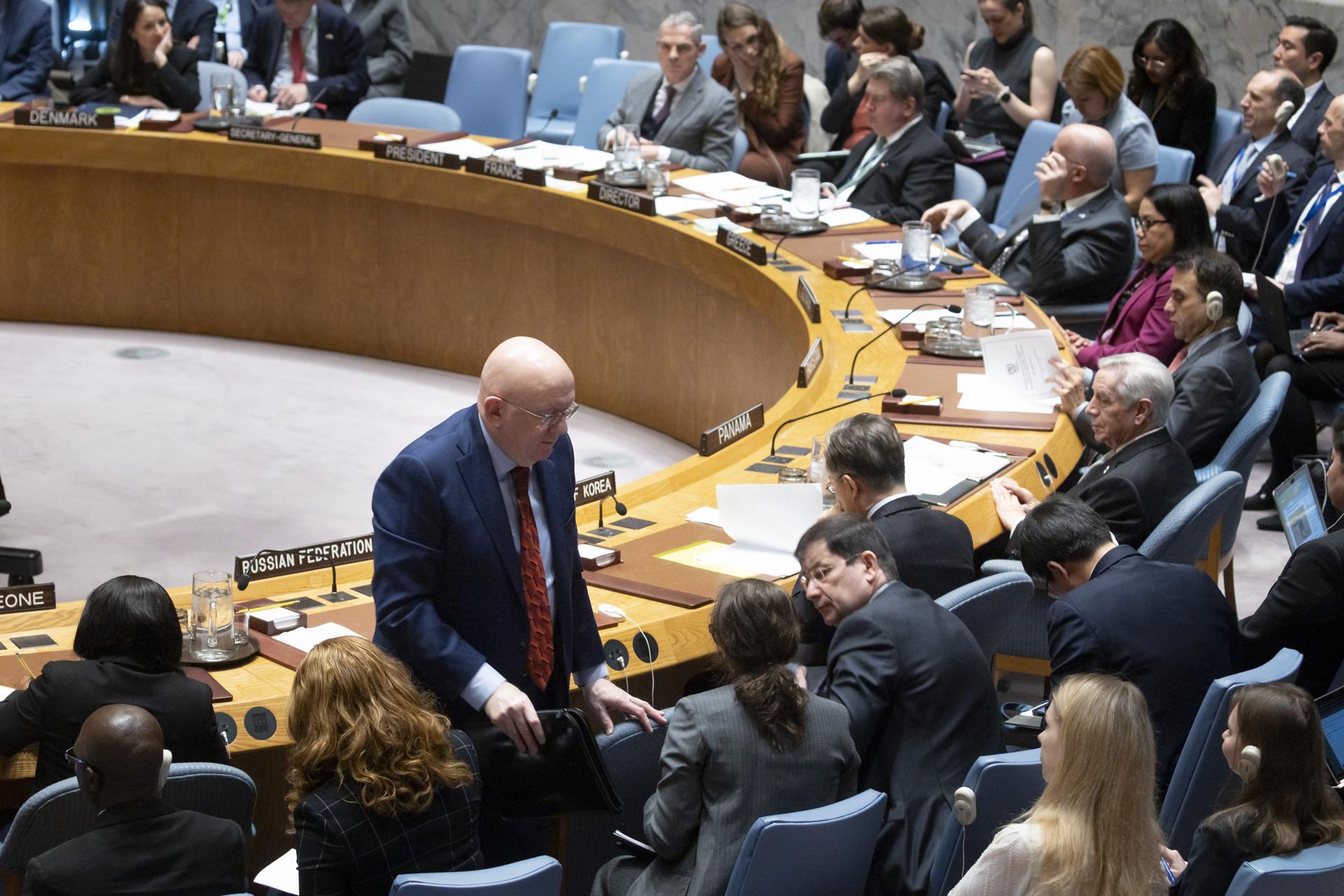 El embajador de Rusia ante la ONU, Vassily Nebenzia (4-i abajo), este martes, 8 de abril, durante una reunión del Consejo de Seguridad de las Naciones Unidas, en la sede del organismo, en Nueva York (EE.UU.). EFE/Justin Lane