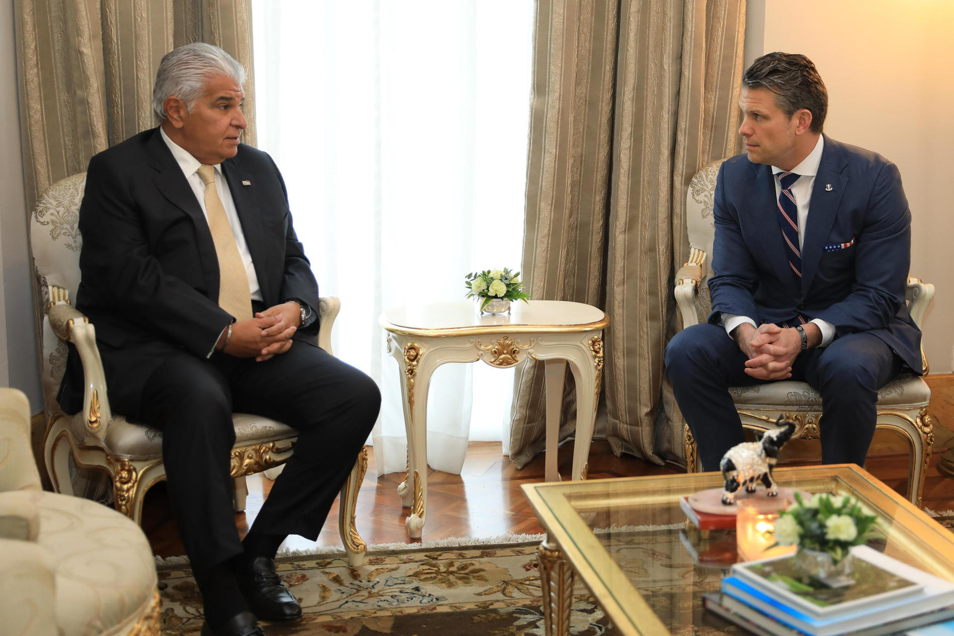 Fotografía cedida por la presidencia de Panamá del presidente de Panamá, José Raúl Mulino (i) hablando con el secretario de Defensa de Estados Unidos, Pete Hegseth, durante un encuentro este martes, en Ciudad de Panamá (Panamá). Hegseth, se reúne con el presidente de Panamá, José Raúl Mulino, y otras autoridades del canal interoceánico, en medio de las tensiones por la vía tras las intenciones manifestadas por Donald Trump de "recuperarlo" debido un supuesto control chino sobre la misma. EFE/ Presidencia De Panamá
