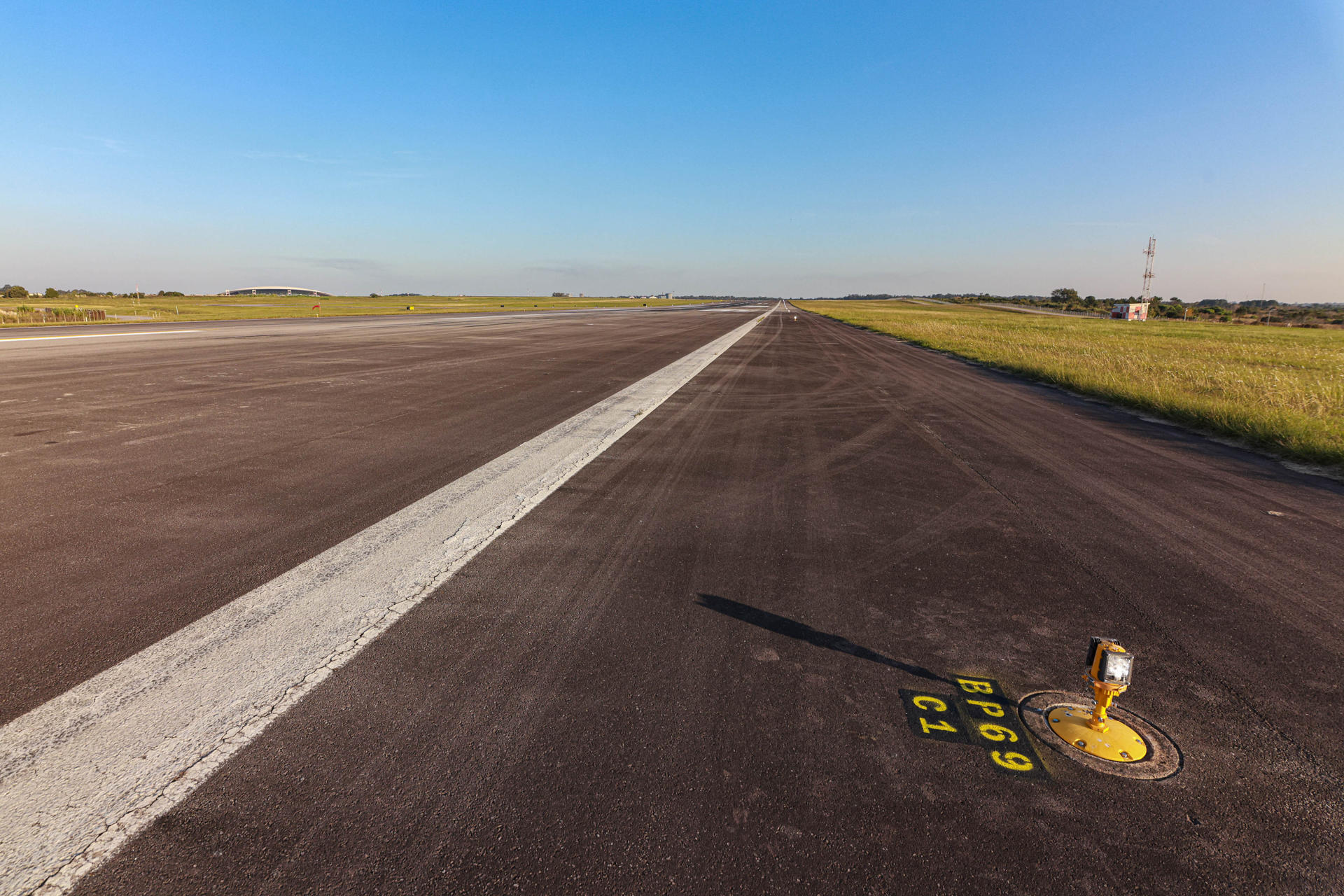 Fotografía de una de las pistas del Aeropuerto Internacional de Carrasco este miércoles, en Canelones (Uruguay). EFE/ Gastón Britos