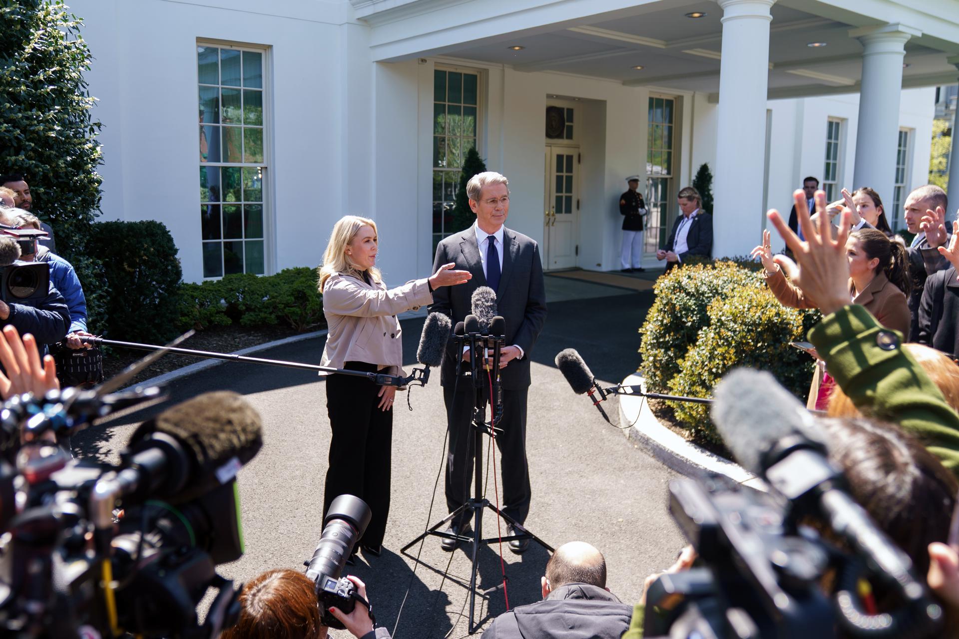 La secretaria de prensa de la Casa Blanca, Karoline Leavitt (i), y el secretario del Tesoro de EE.UU., Scott Bessent (d), hablan con los medios de comunicación fuera de la Casa Blanca en Washington, DC, EE. UU., el9 de abril de 2025. EFE/WILL OLIVER