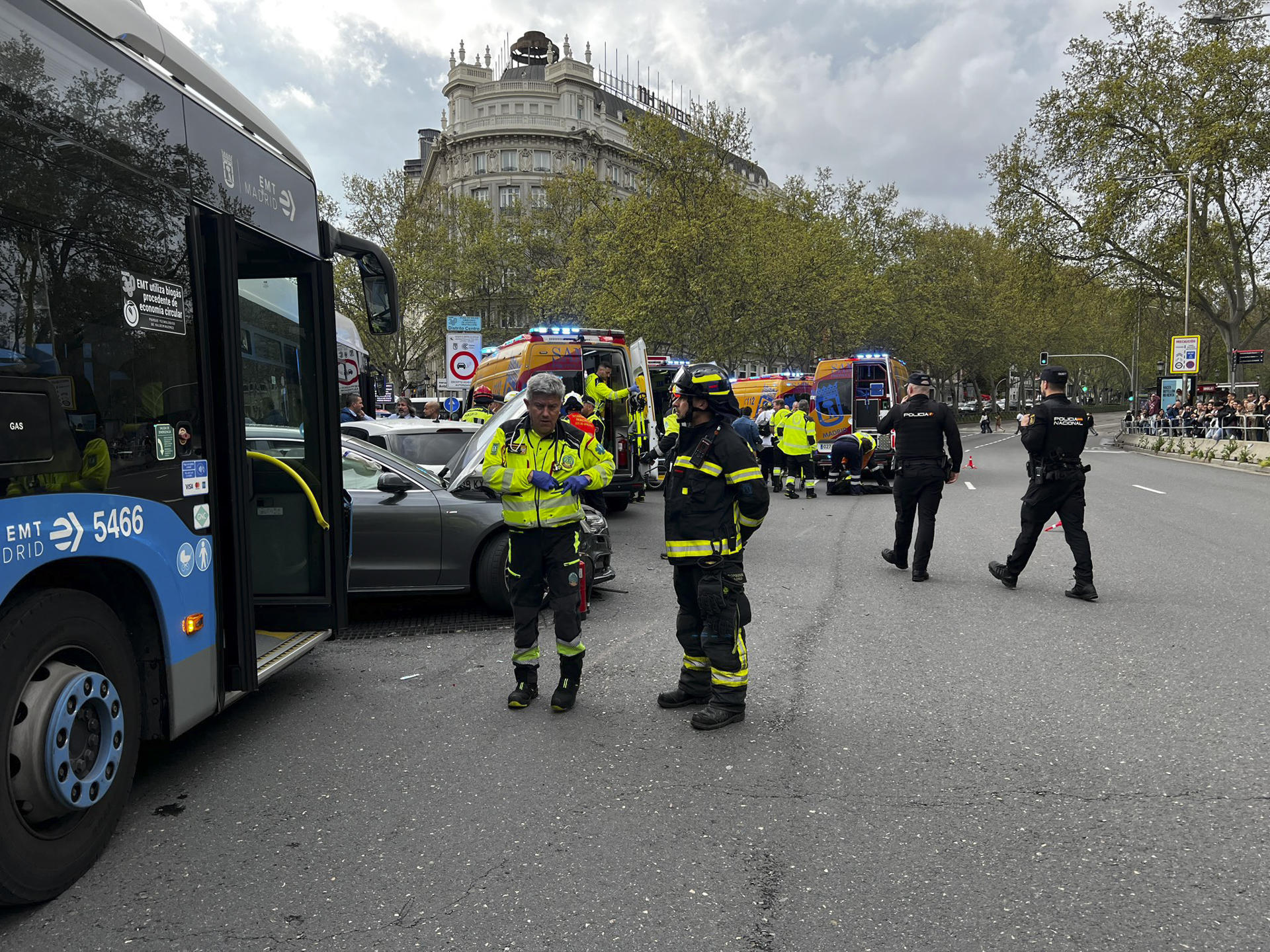 Un conductor de la Empresa Municipal de Transportes (EMT) de Madrid ha sufrido un síncope este sábado mientras conducía su autobús y ha provocado un aparatoso accidente en la glorieta de Atocha, en el que se han visto involucrados cinco coches y otro autobús urbano y han sido atendidas diecisiete personas de carácter leve. EFE/ Emergencias Madrid SOLO USO EDITORIAL SOLO DISPONIBLE PARA ILUSTRAR LA NOTICIA QUE ACOMPAÑA