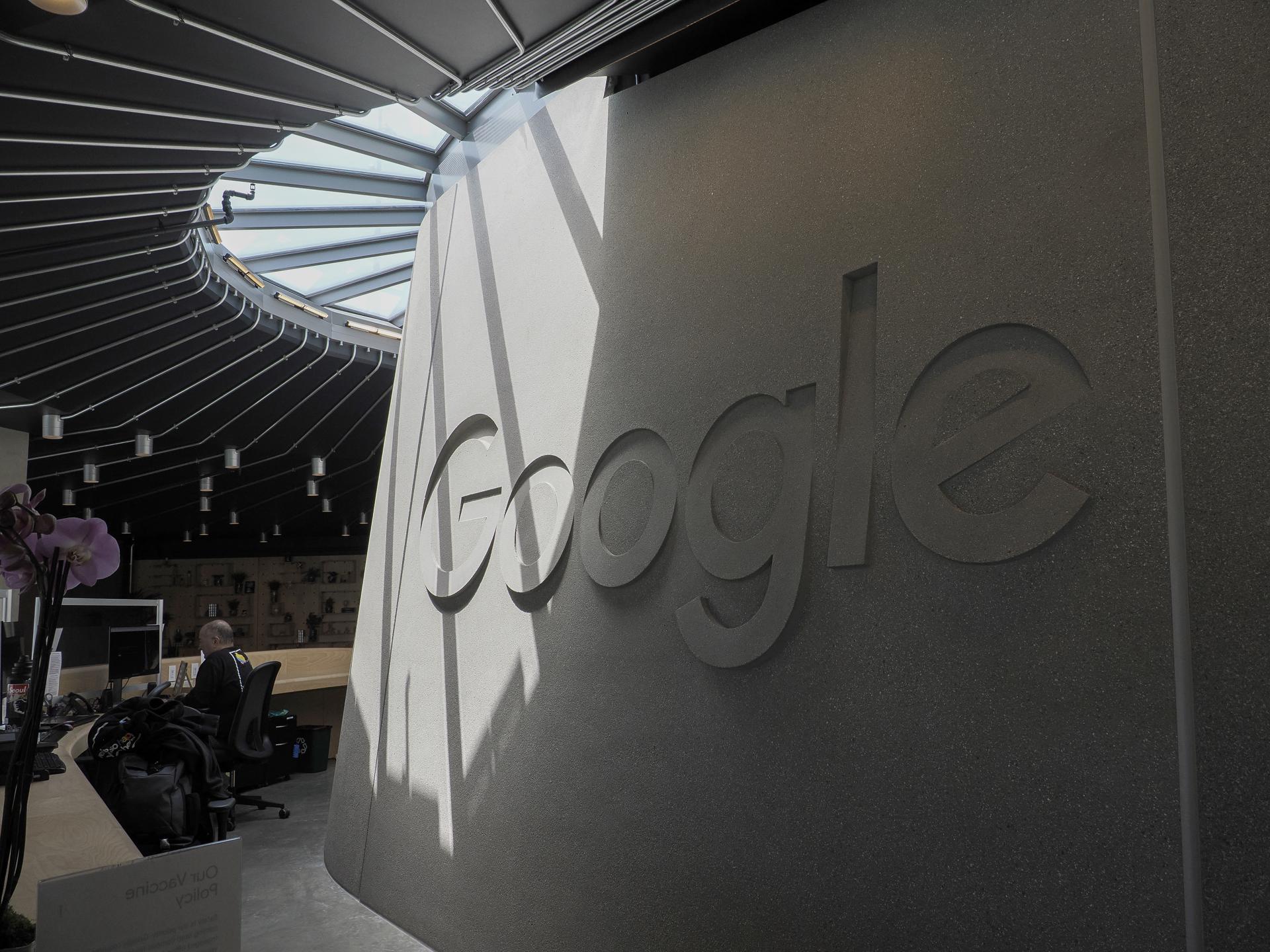 Mountain View (United States), 16/05/2022.- Google log in the lobby of BV100, Google'Äôs new Bay View campus building during a media tour in Mountain View, California, USA, 16 May 2022. Google announced on 16 May the opening of its new Bay View campus in Silicon Valley, representing the company's first time developing its own major campus and the largest to pursue multiple green building certifications. The Bay View campus was designed by architects Bjarke Ingels Group (BIG) and Heatherwick Studio, as well as Google's design and engineering teams and spans 42 acres adjacent to the open space, two office buildings, and 1,00-person event center, and 240 short-term employee accommodations units. The campus incorporates biophilic design principles, including greenery, natural daylight and views outside from every desk to improve the health and Imagen de archivo del logo de Google. EFE/EPA/JOHN G. MABANGLO