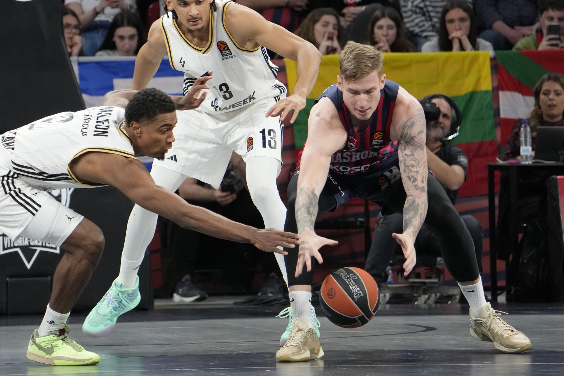 El base del Asvel Villeurbanne Theo Maledon (i) y el pívot croata del Baskonia Luka Samanic durante el partido de Euroliga que se disputa este viernes en el Fernando Buesa Arena. EFE / ADRIAN RUIZ HIERRO