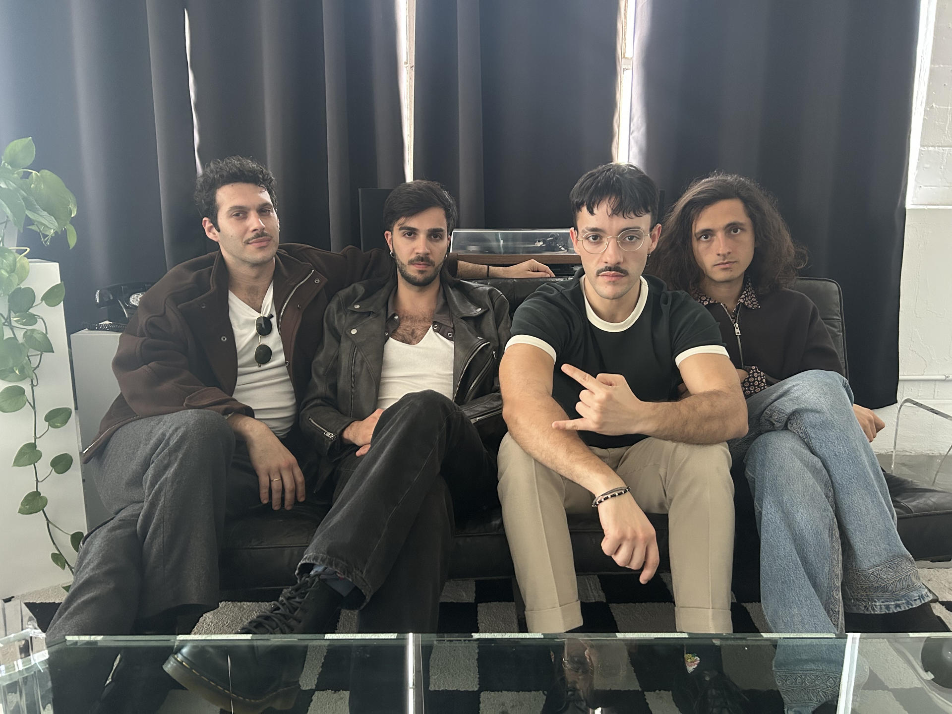 Desde la izquierda, Jota Mercader, Dani Sánchez, Pepe Esteban y Antonio García, Integrantes de la Banda Arde Bogotá, posan durante una entrevista con EFE este lunes, en Los Ángeles, California (Estados Unidos). EFE/ Mikaela Viqueira