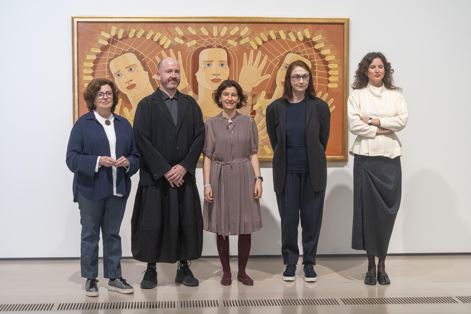 Fátima Sánchez Santiago, directora ejecutiva del Centro Botín(c); Manuel Segade, director del MNCARS(2i); Bárbara Rodríguez Muñoz, directora de exposiciones y de la colección del Centro Botín (d), y la comisaria de la muestra, Patricia Molins, miembro del departamento de exposiciones temporales del Reina Sofía (2d), durante la presentación de la exposición retrospectiva de Maruja Mallo, una de las figuras más destacadas del surrealismo, este viernes en el Centro Botín, en Santander. EFE/Román G. Aguilera