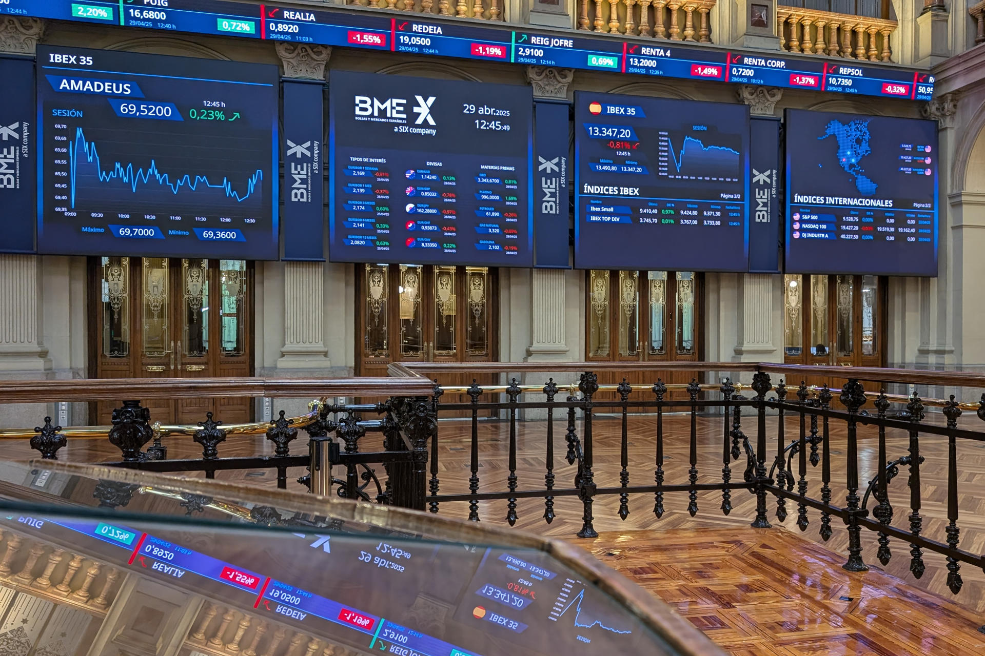 Imagen de este martes de la Bolsa de Madrid, que cierra con una caída del 0,66  hasta los 13.366,9 enteros. EFE/ Vega Alonso