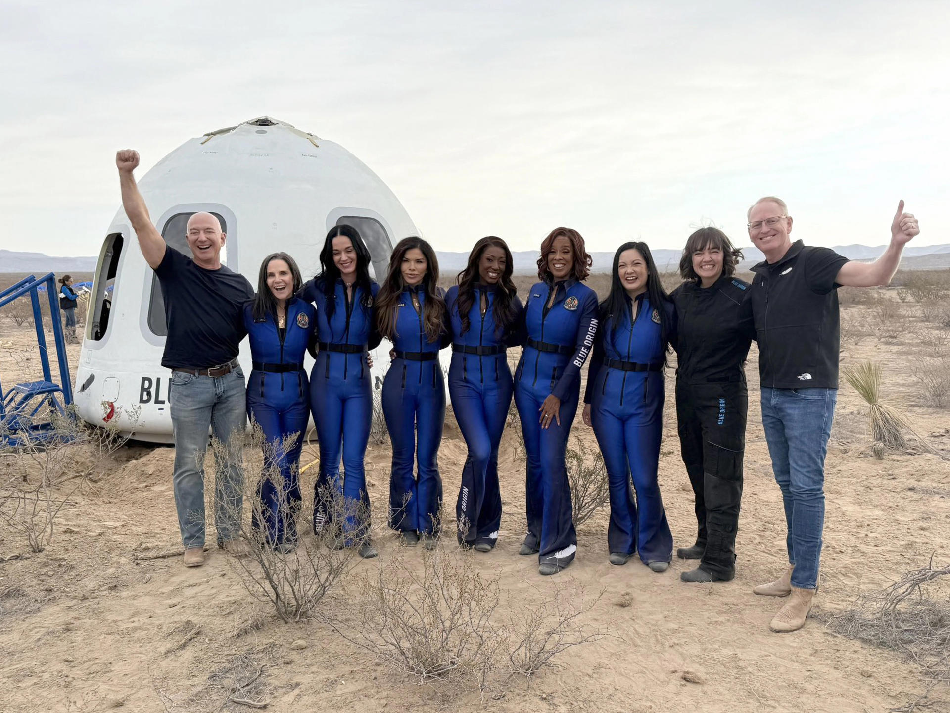 Fotografía tomada de una publicación en la cuenta oficial del director ejecutivo de Blue Origin, Dave Limp (d), en la red social X donde aparece junto al empresario Jeff Bezos (i) y las tripulantes en la misión NS-31 la productora Kerianne Flynn, la cantante Katy Perry, la prometida de Jeff Bezos Lauren Sánchez, la ingeniera Aisha Bowe, la presentadora Gayle King, la activista Amanda Nguyen, y una empleada de la compañía, posando frente a la cápsula en Texas (Estados Unidos). EFE/@davill