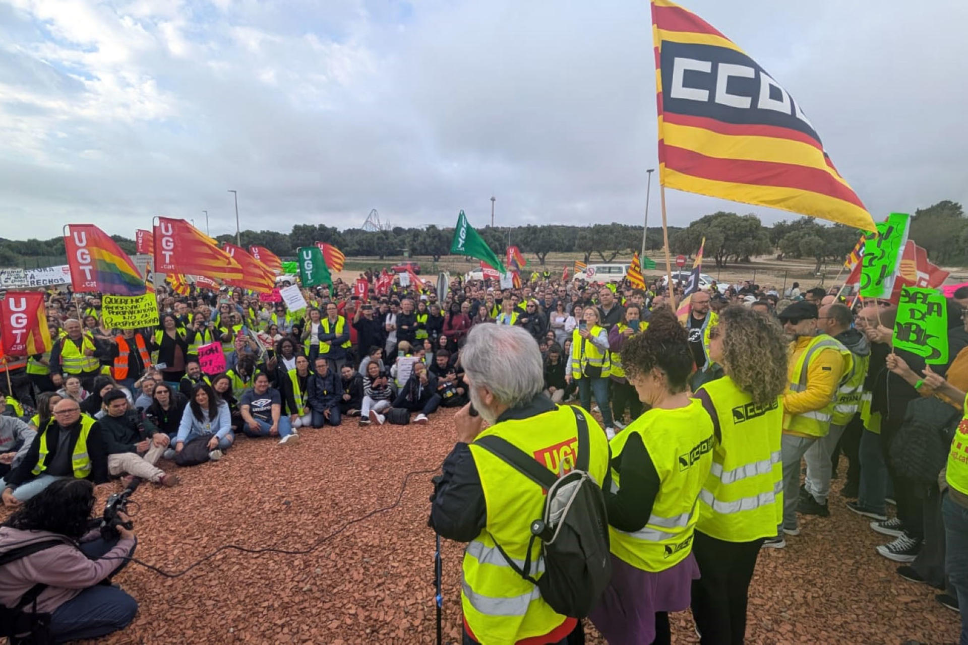 GRAFCAT7156. VILA-SECA (TARRAGONA), 19/04/2025.- Cientos de trabajadores en huelga protestan esta mañana frente a las puertas de PortAventura World. EFE/Javier Díaz
