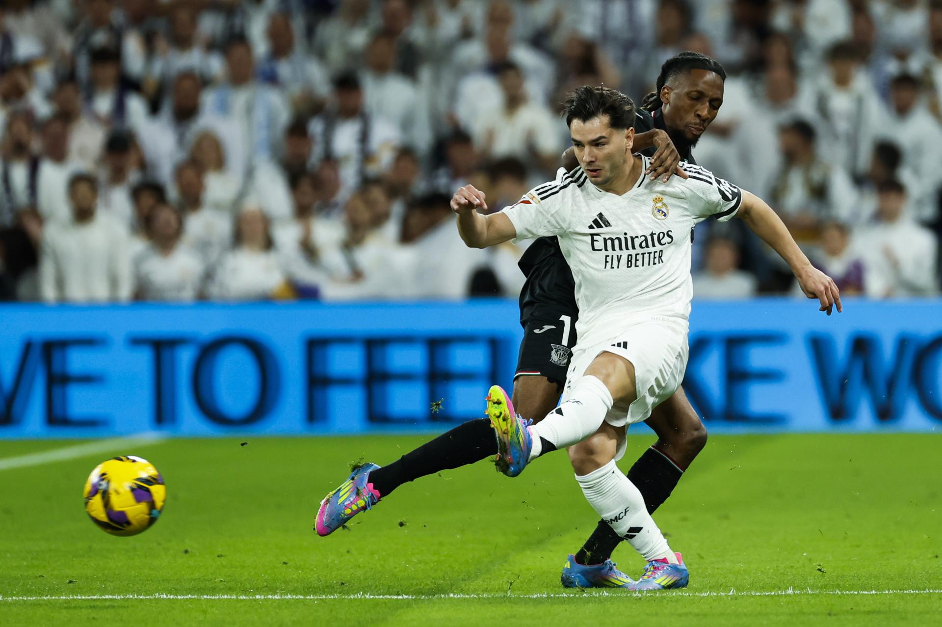 El centrocampista del Real Madrid Brahim Díaz (delante)en el estadio Santiago Bernabéu en foto de archivo de Mariscal. EFE