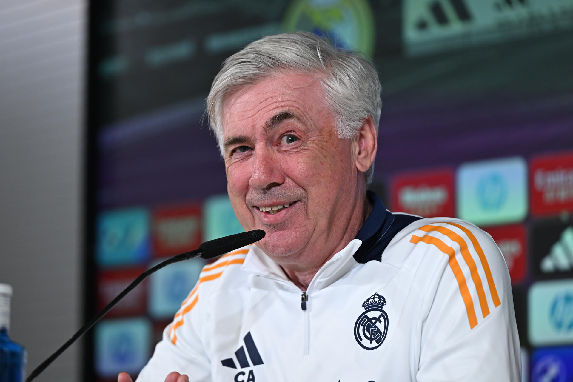 El entrenador del Real Madrid, Carlo Ancelotti, durante la rueda deprensa posterior al entrenamiento realizado este martes en la Ciudad Deportiva de Valdebebas, donde el equipo prepara el partido de Liga que disputa mañana miércoles ante el Getafe. EFE/Fernando Villar