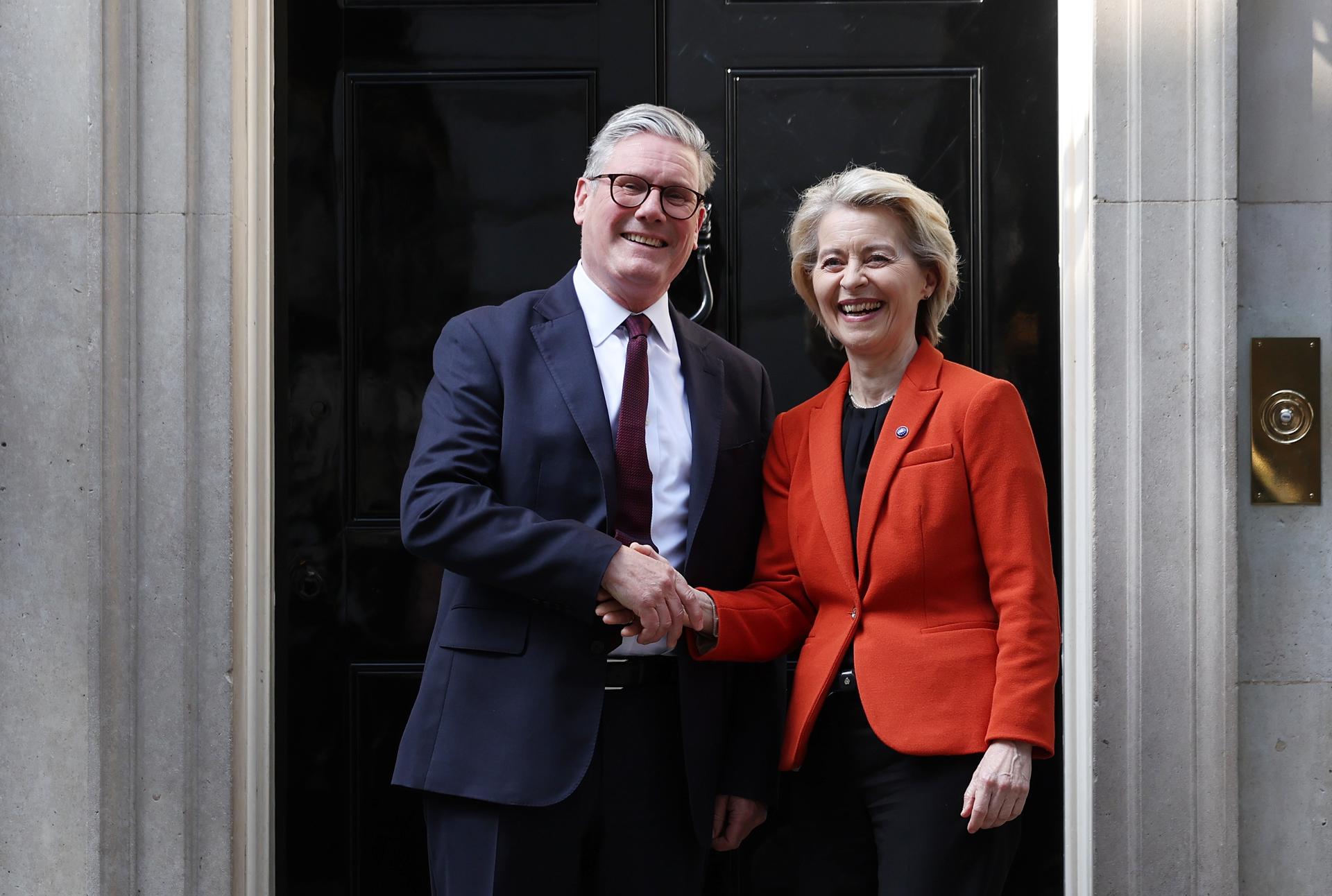 El Primer Ministro británico Keir Starmer (I) da la bienvenida a la Presidenta de la Comisión Europea Ursula von der Leyen (D) en el número 10 de Downing Street en Londres, Gran Bretaña, 24 de abril de 2025. (United Kingdom, London) EFE/EPA/ANDY RAIN