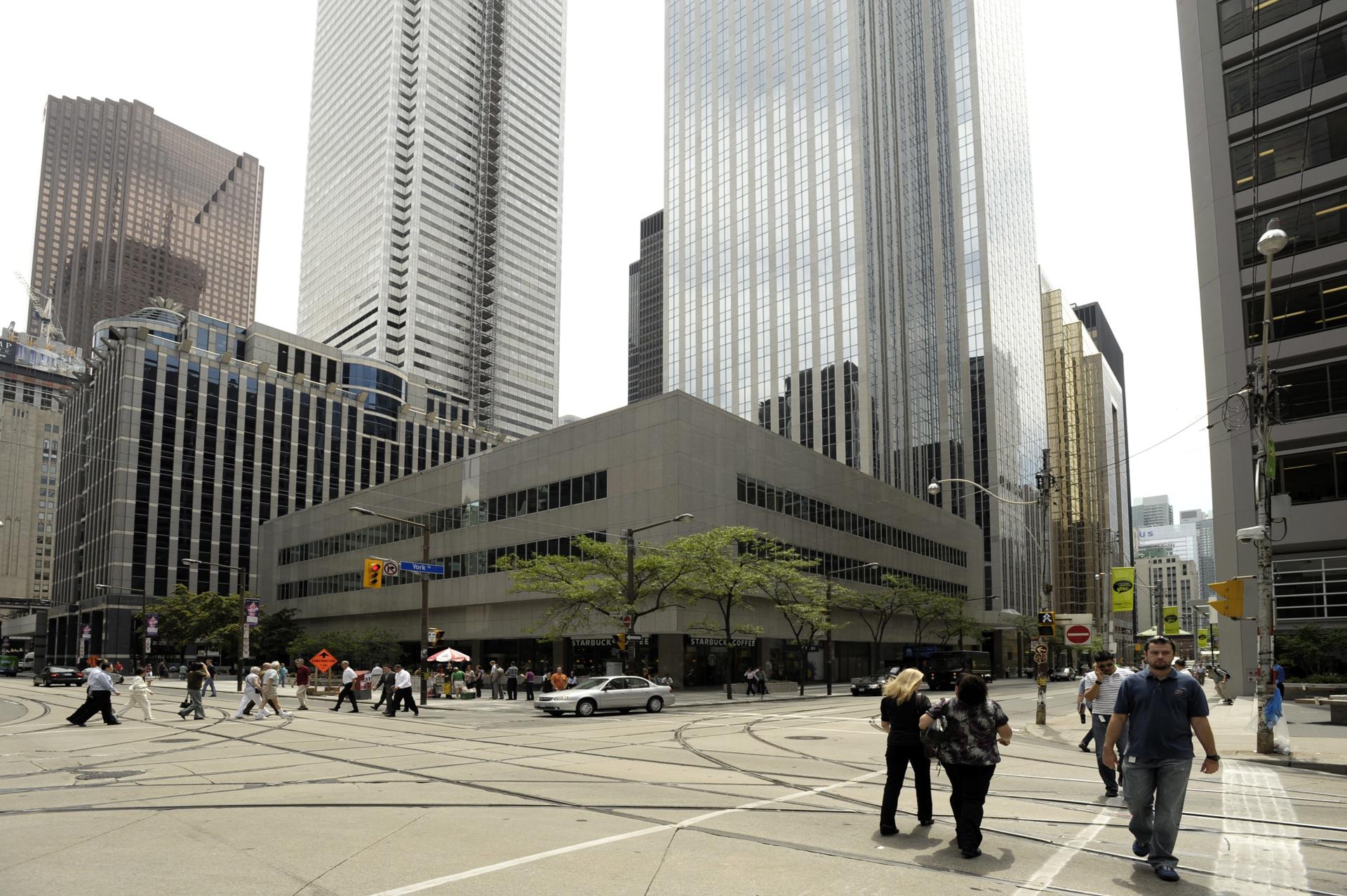 Fotografía del edificio donde se ubica la bolsa de Toronto (Canadá). EFE/WARREN TODA